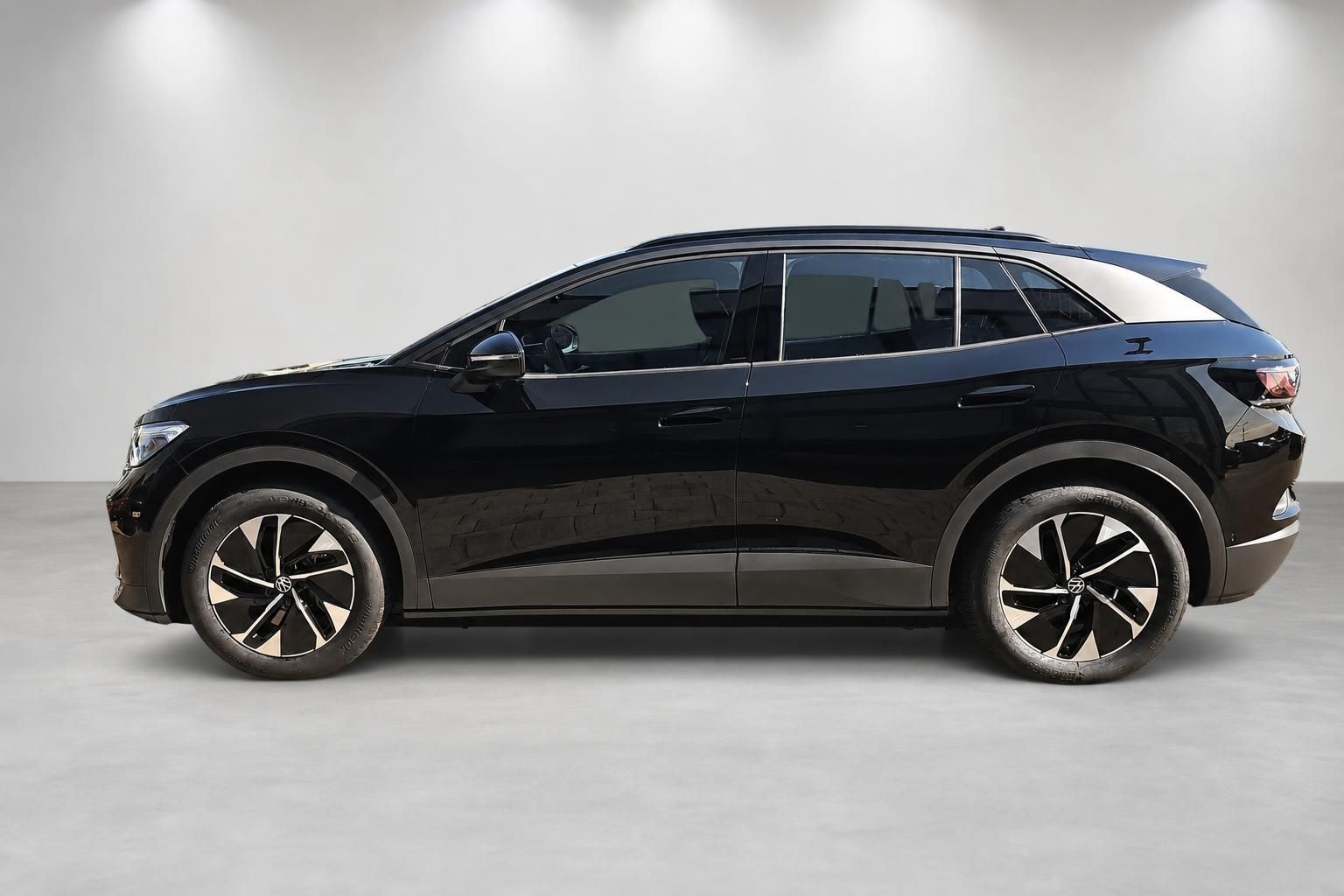 VW ID.4 schwarz Elektro-SUV Seitenprofil komplett im Studio