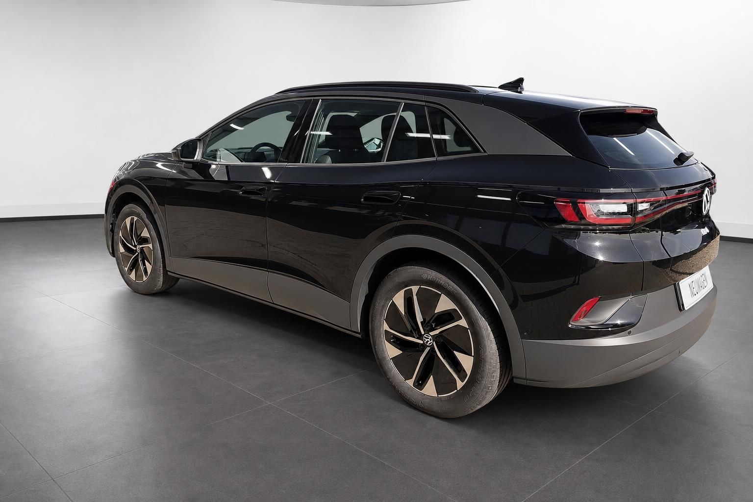 VW ID.4 schwarz Elektro-SUV Seitenansicht hinten im Studio