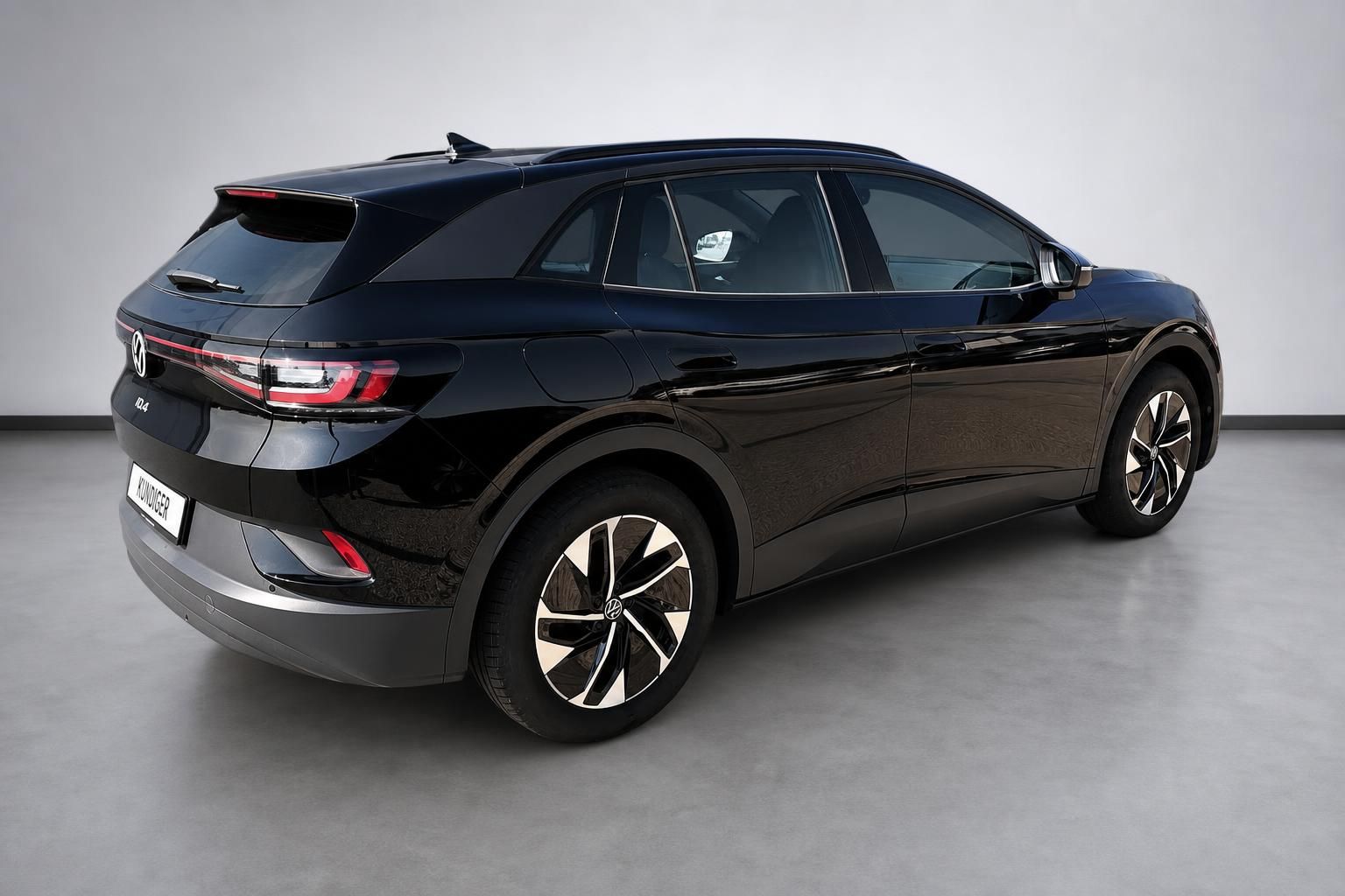 VW ID.4 schwarz Elektro-SUV Heck-Seitenansicht im Studio