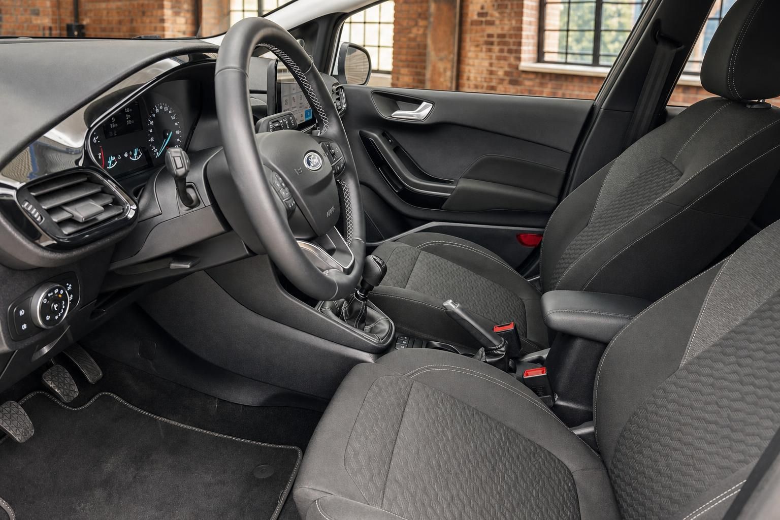 Ford Fiesta Innenraum Fahrerseite – Lenkrad, Schalthebel, Armaturenbrett und Vordersitze