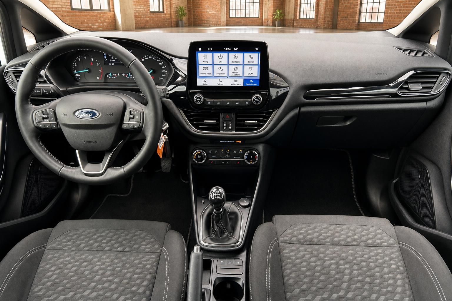 Ford Fiesta Cockpit mit SYNC 3 Touchscreen, Lenkrad und Mittelkonsole – Innenraumansicht
