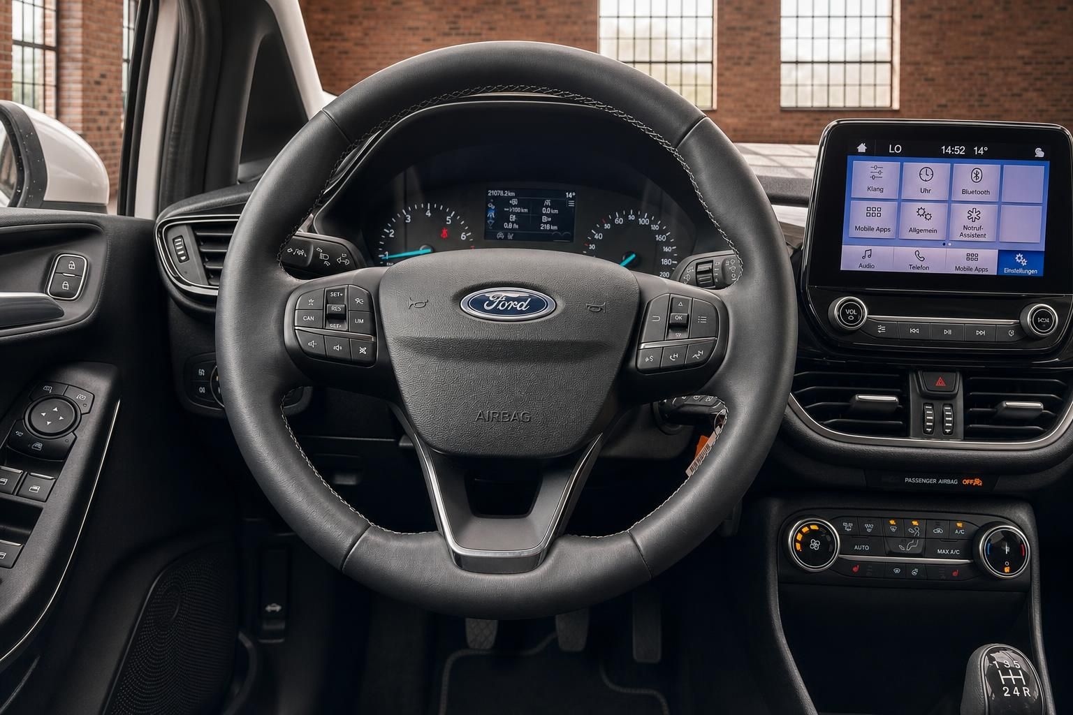 Ford Fiesta Lenkrad mit Multifunktionstasten und Touchscreen-Infotainment – Detailansicht