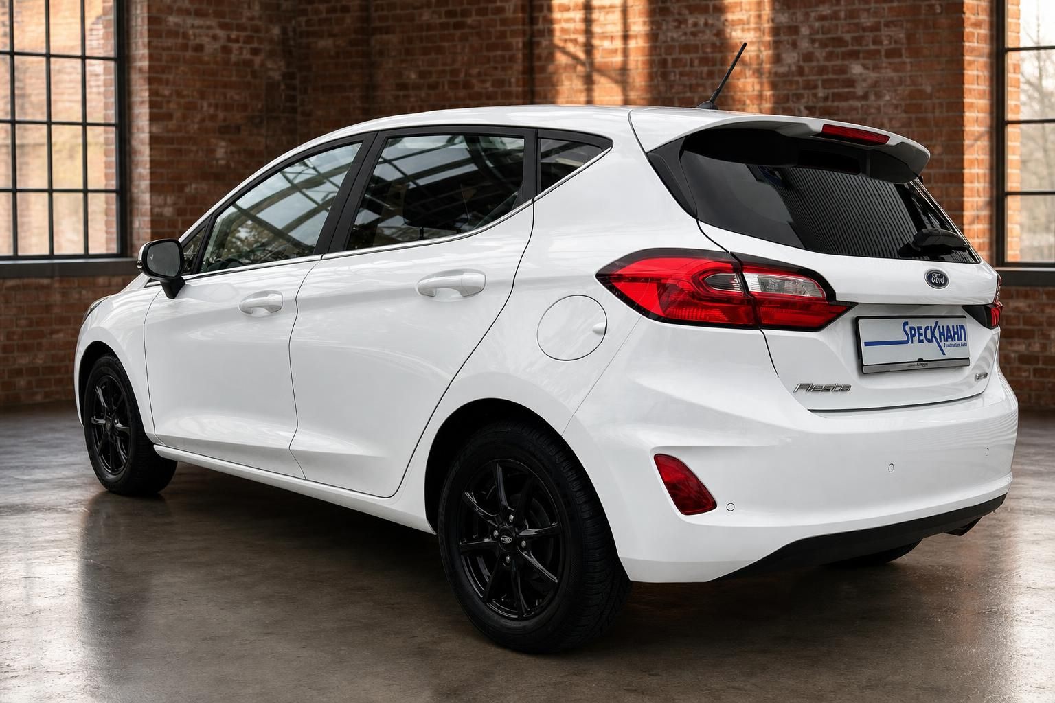 Ford Fiesta weiss Heckansicht schräg links mit LED-Rückleuchten und schwarzen Leichtmetallfelgen