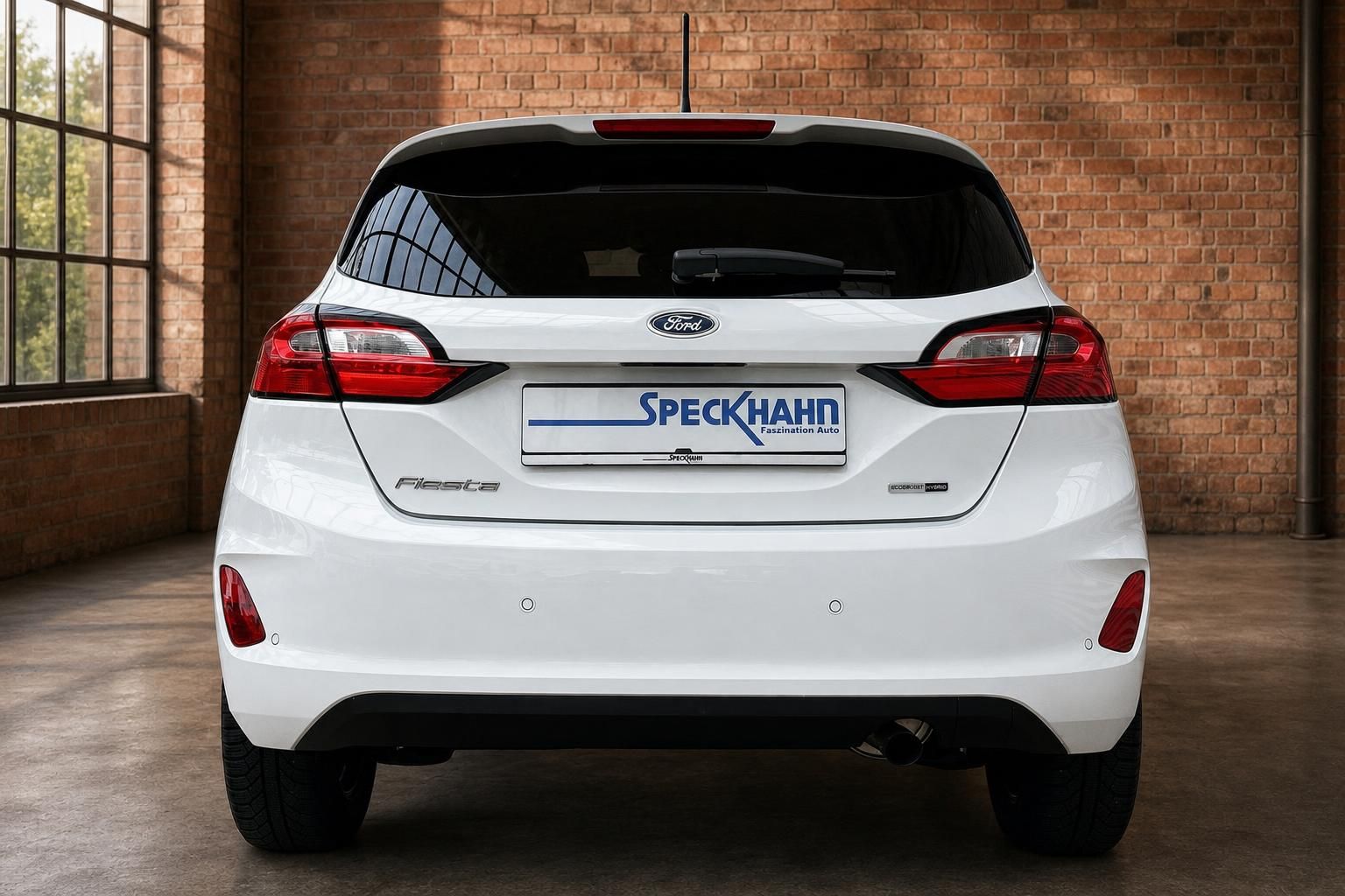 Ford Fiesta Fiesta EcoBoost Hybrid weiss Heckansicht gerade, 5-türiger Kleinwagen im Industriestudio