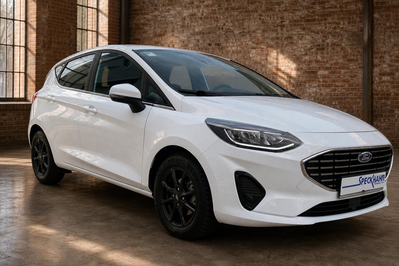 Ford Fiesta weiss Frontansicht schräg rechts mit LED-Scheinwerfern und schwarzen Felgen im Loft-Studio
