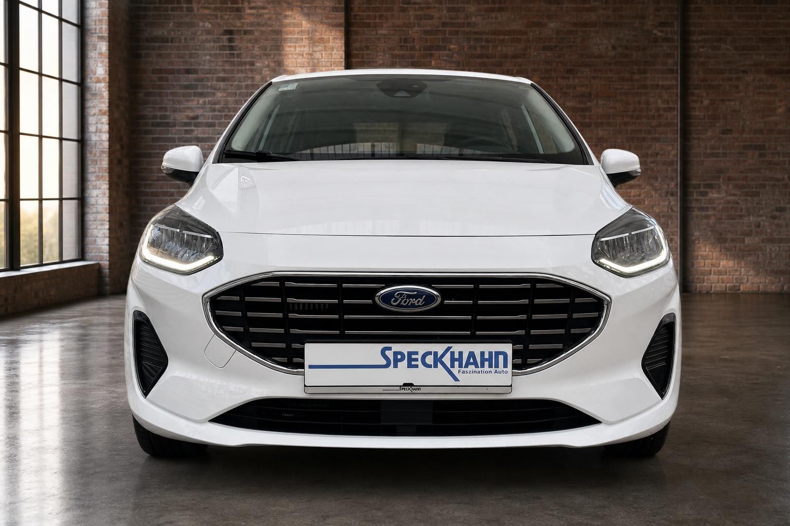 Ford Fiesta weiss Frontansicht mit Ford-Logo und Speckhahn Kennzeichenrahmen
