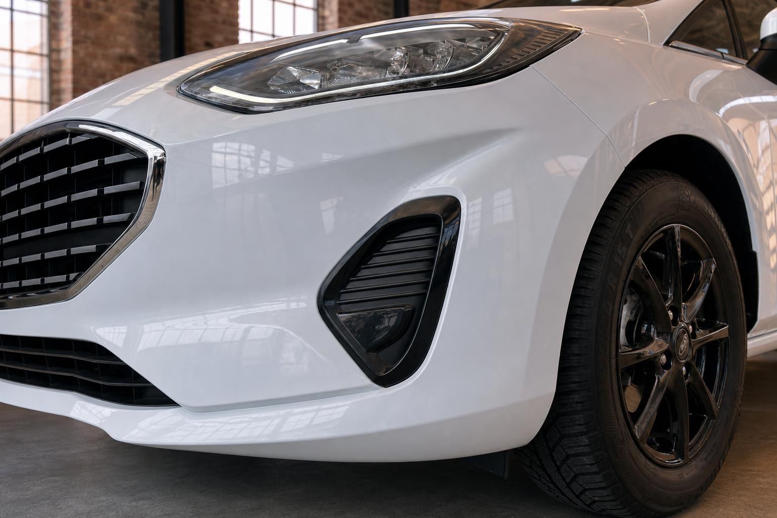 Ford Fiesta weiss Frontpartie Nahaufnahme mit LED-Scheinwerfer und schwarzer Felge