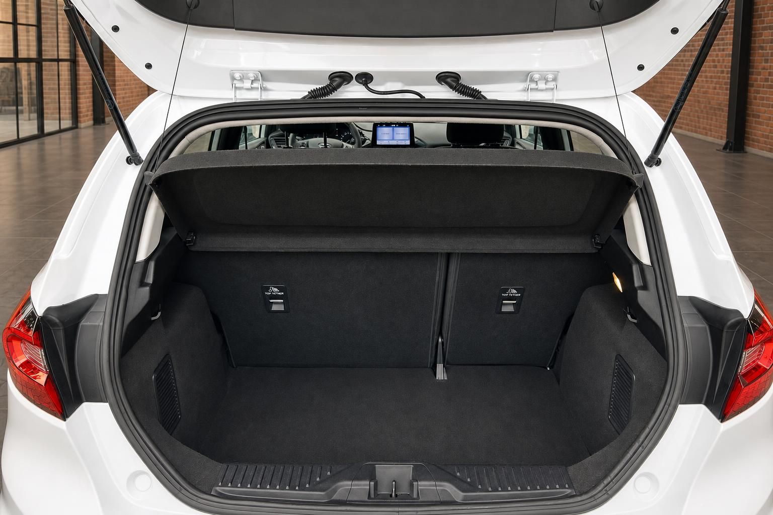Ford Fiesta weiss geoeffneter Kofferraum mit schwarzem Laderaumteppich