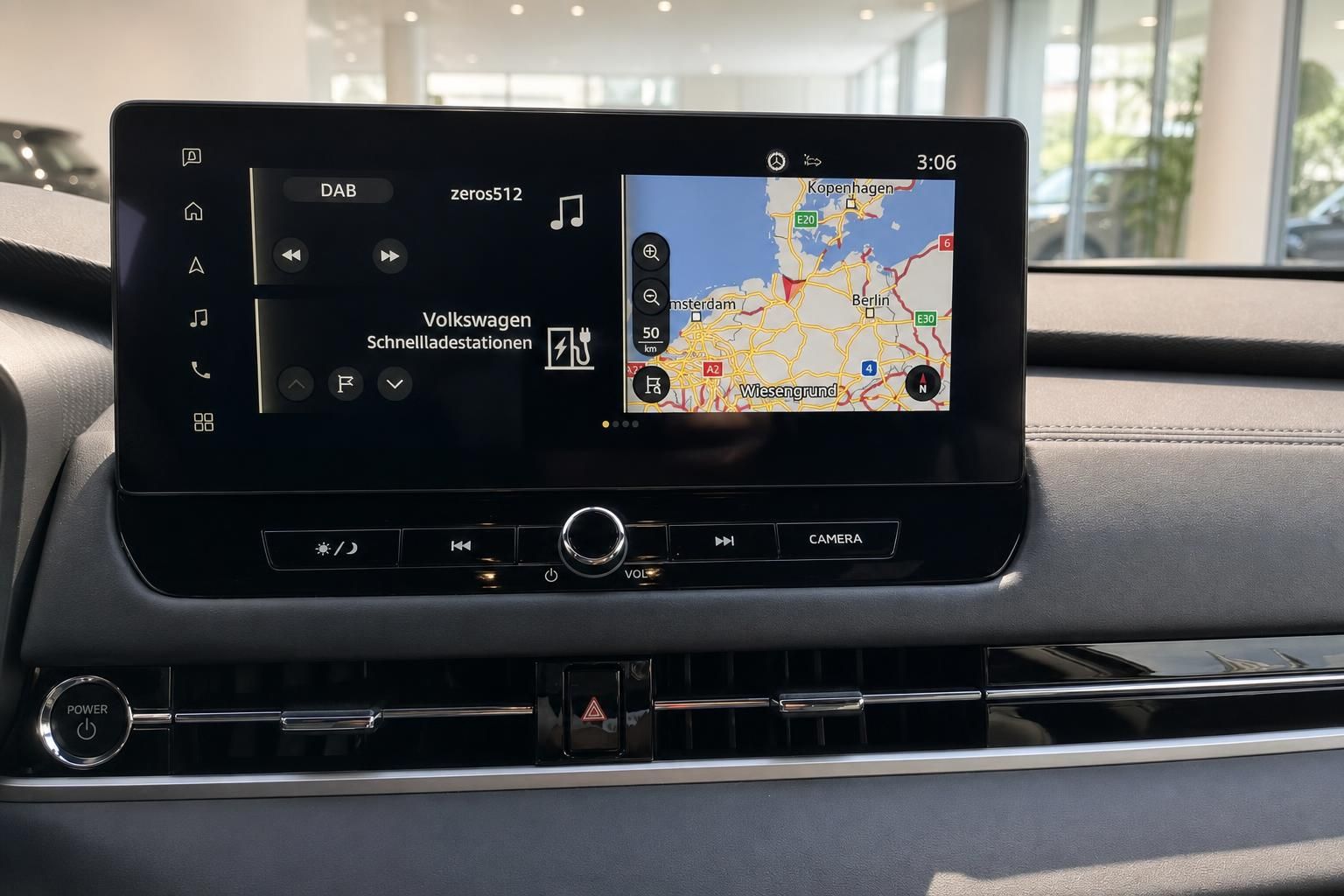 Infotainment-Display mit Navigation und Radio im Fahrzeug