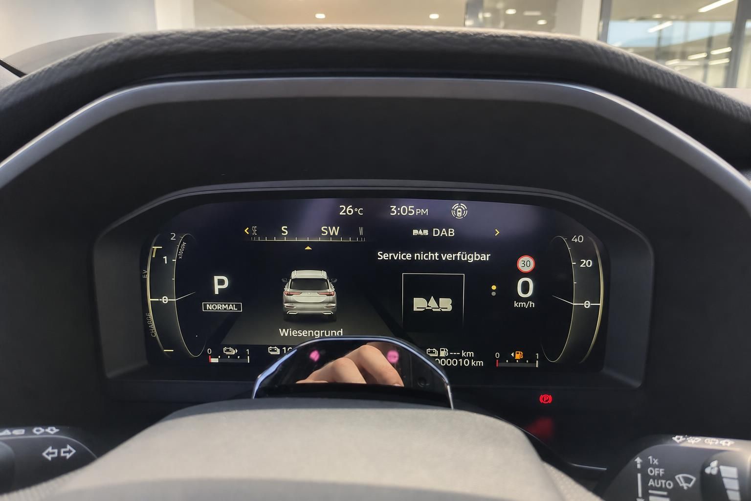 Digitales Kombiinstrument eines Fahrzeugs mit Tempomat- und DAB-Radioanzeige
