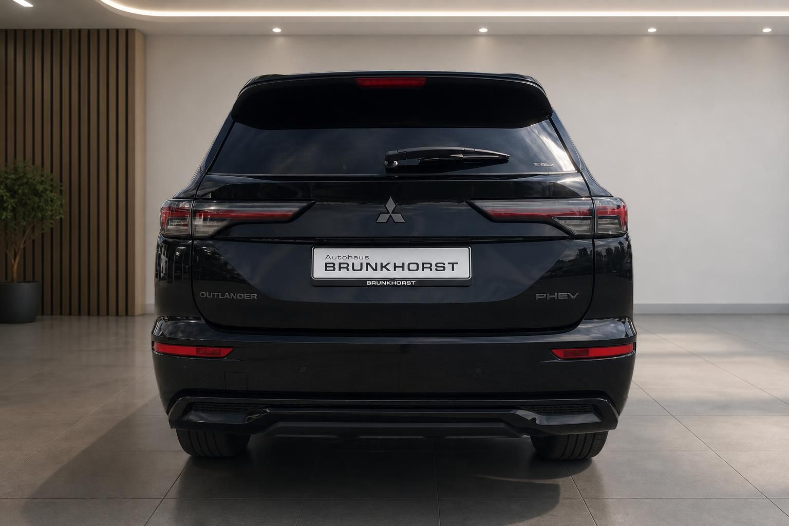 Mitsubishi Outlander PHEV schwarz Heckansicht im Autohaus Brunkhorst