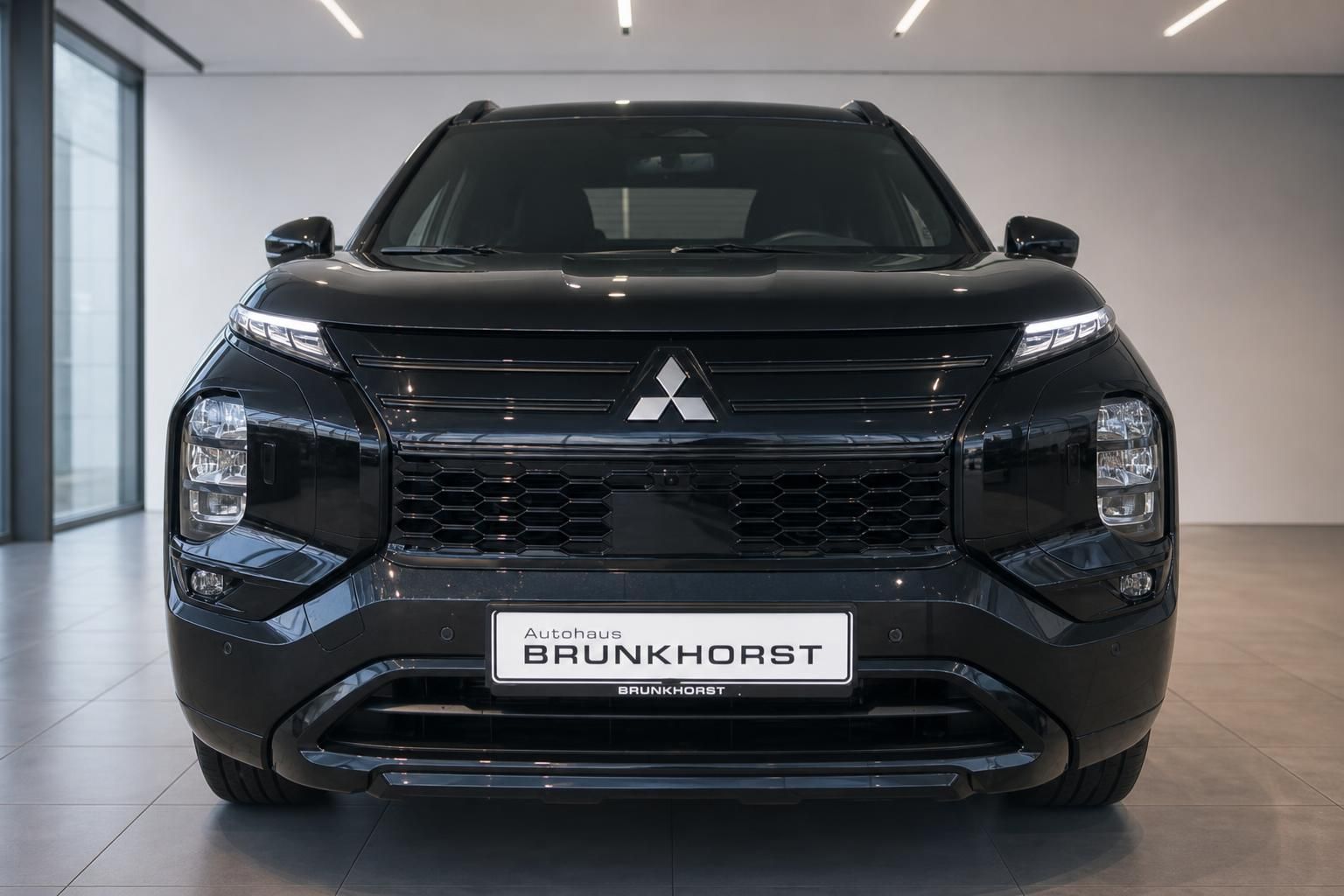 Mitsubishi Outlander schwarz Frontansicht mit Kuehlergrill im Autohaus