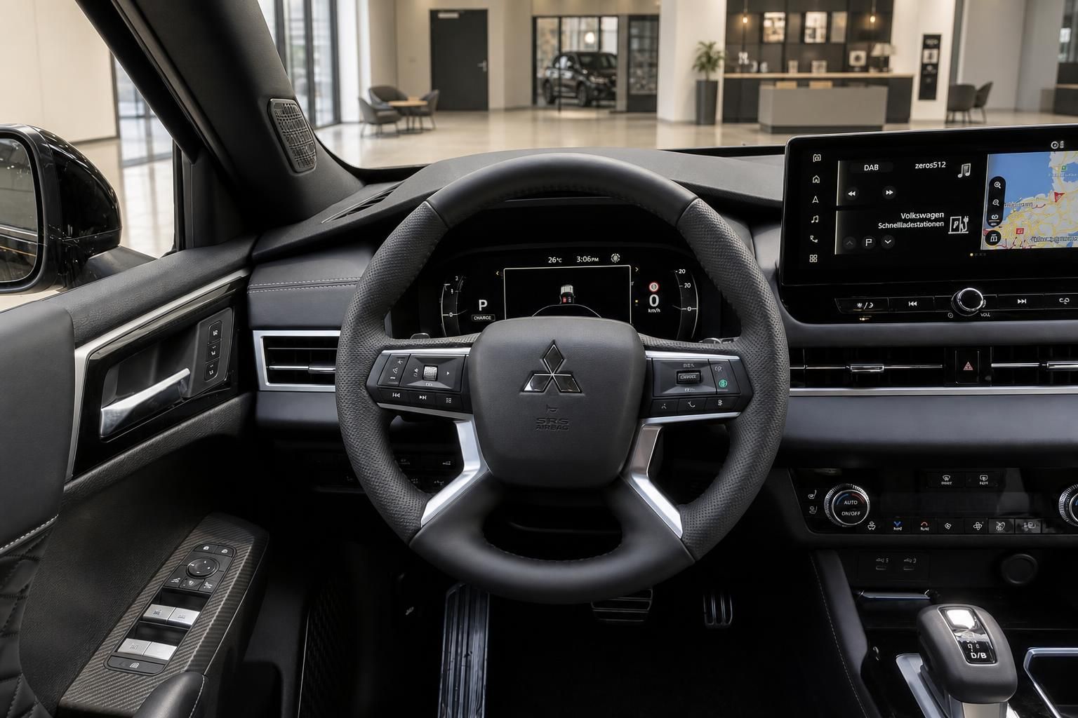 Mitsubishi Cockpit mit Lenkrad und digitalem Tacho im Autohaus
