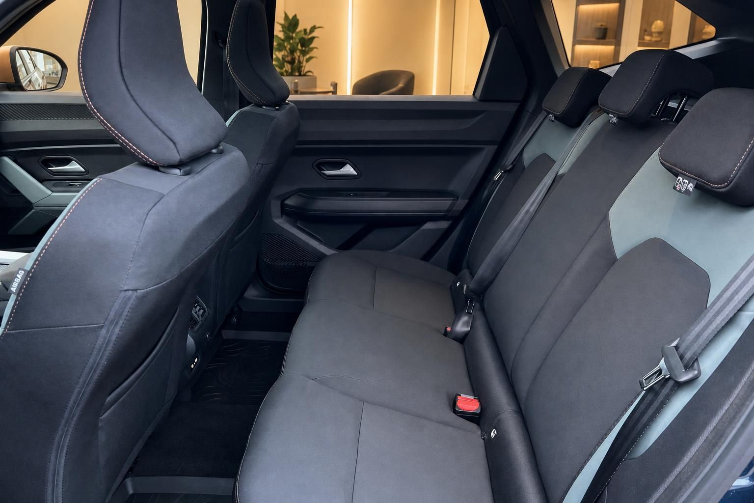 Geräumiger Fond mit grauen Stoffsitzen und modernem Innendesign