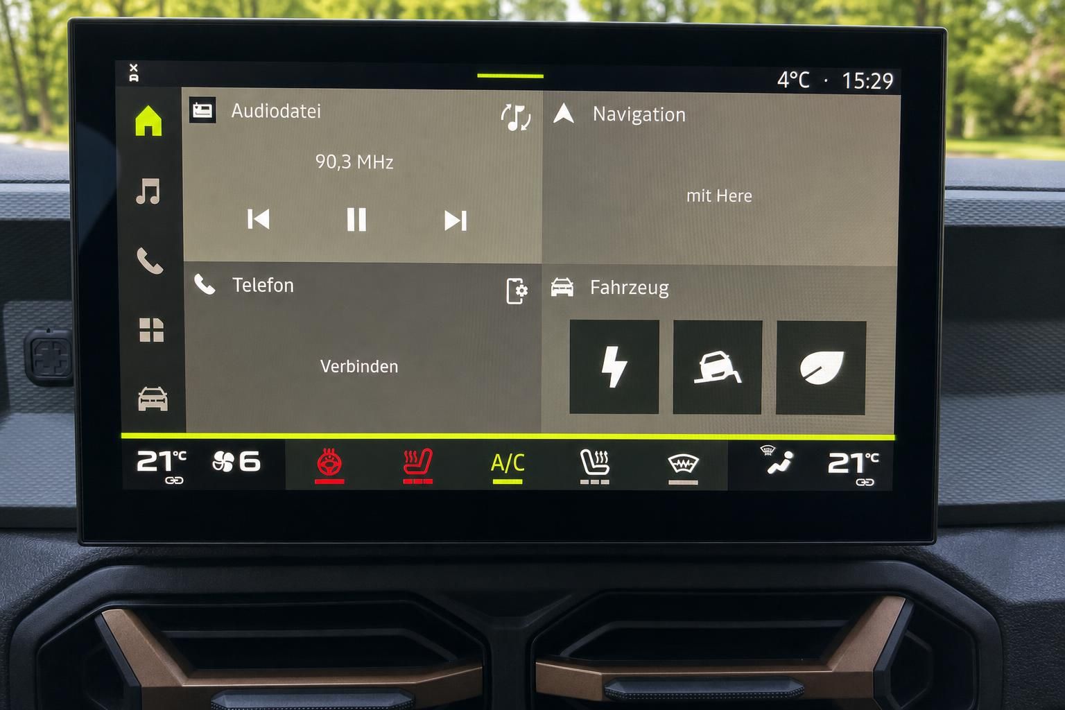 Touchscreen-Infotainmentsystem mit Navigation und Klimasteuerung im Auto