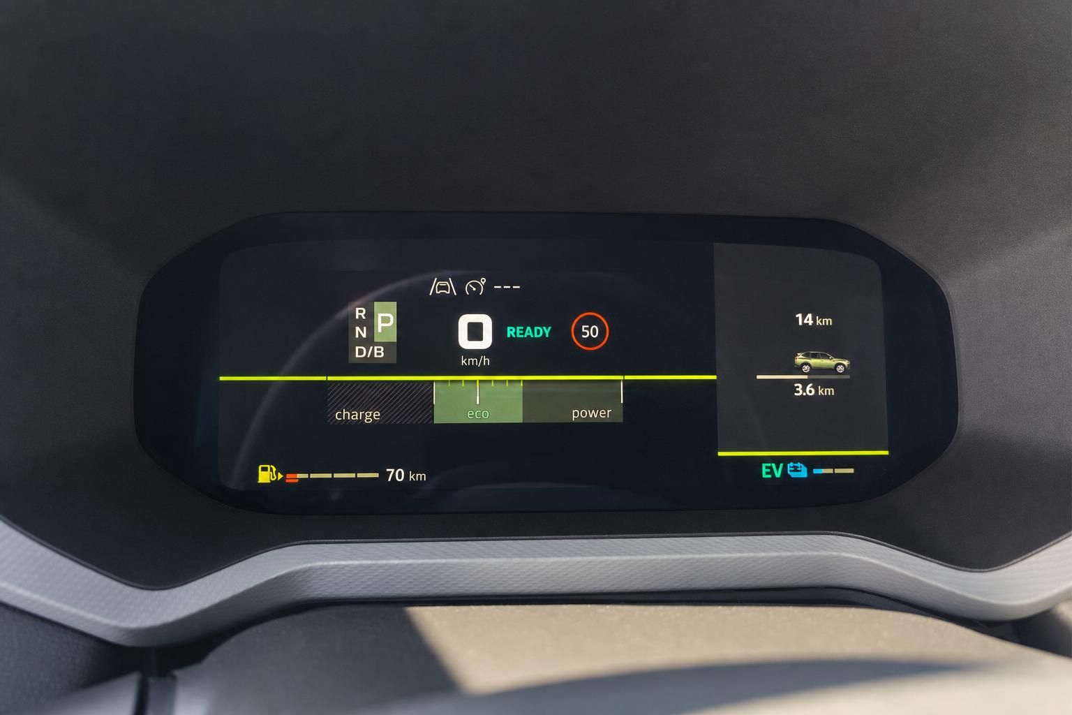 Digitales Armaturenbrett mit Hybrid-Anzeige und Eco-Modus eines modernen Fahrzeugs