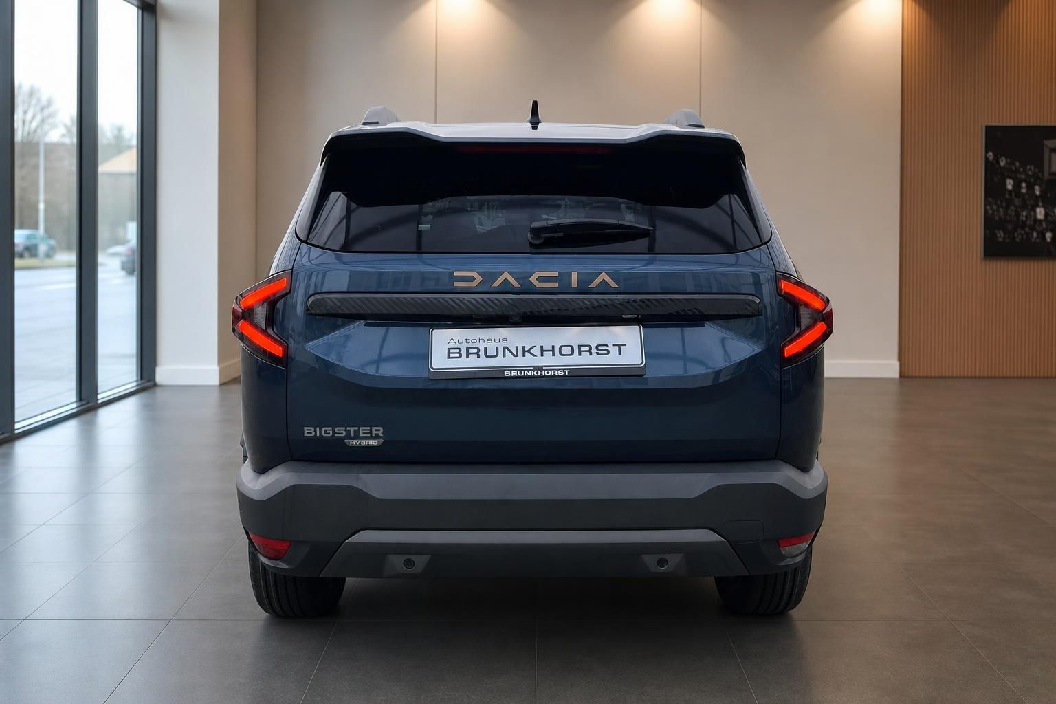 Dacia Bigster Hybrid Heckansicht blau mit LED-Rückleuchten und Autohaus Brunkhorst Kennzeichen
