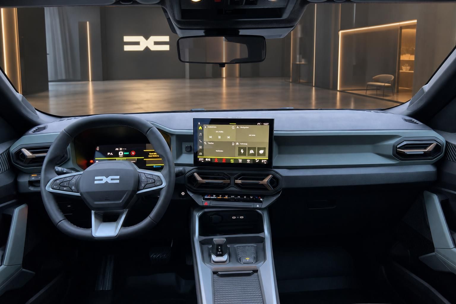 Dacia Fahrzeug Cockpit mit modernem Touchscreen-Display und digitalem Kombiinstrument im Showroom