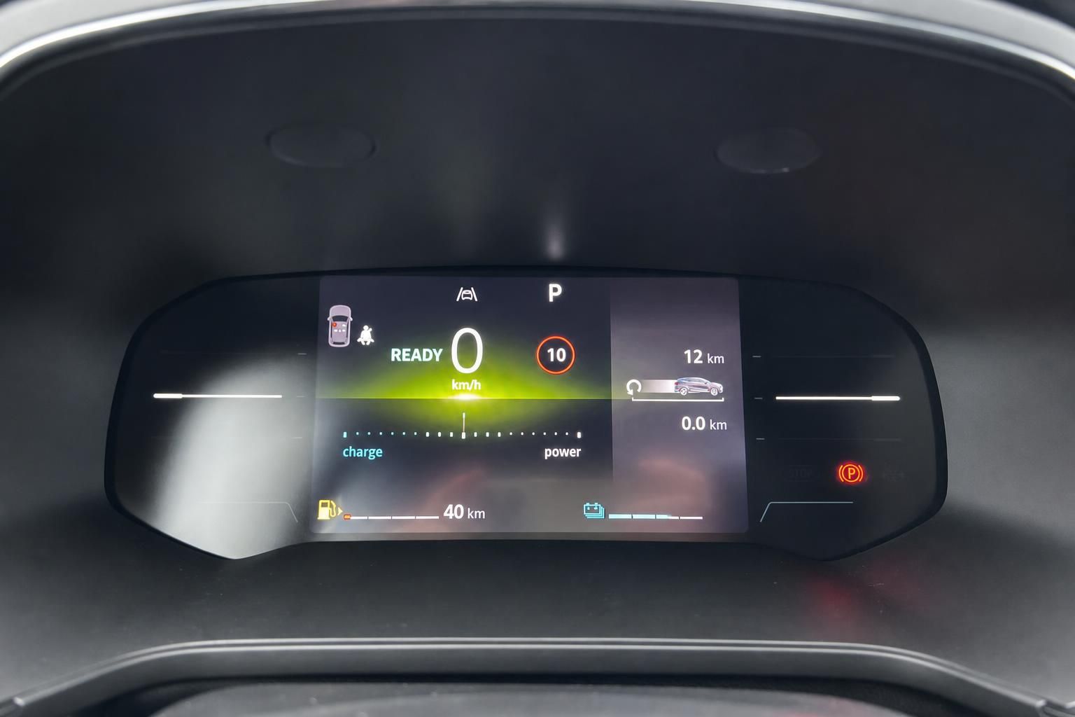 Digitales Cockpit-Display mit Elektrofahrzeug-Anzeigen, Ladestand und Reichweiteninformationen