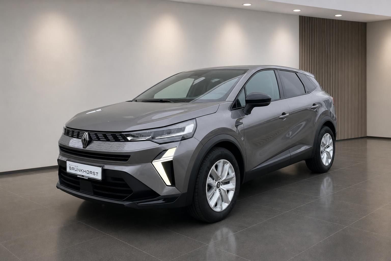 Renault Captur grauer SUV Seitenansicht im Autohaus Showroom mit modernem Interieur