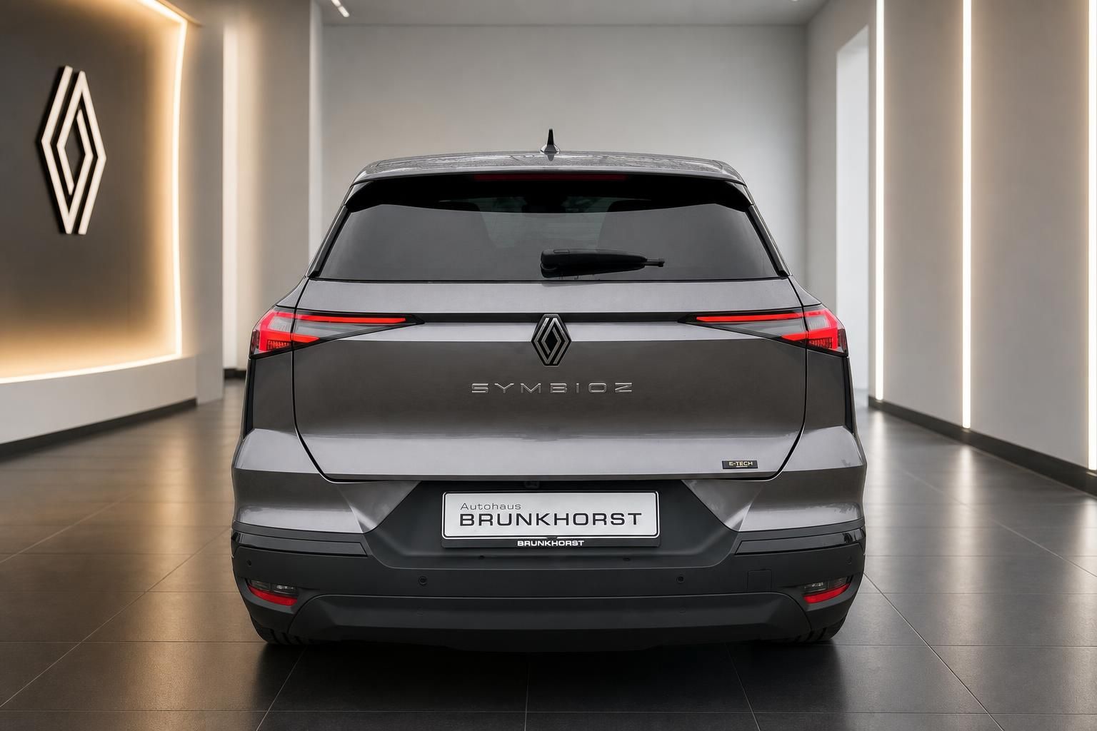 Renault Captur grauer SUV Heckansicht mit SYMBIOZ Schriftzug und Autohaus Brunkhorst Kennzeichen