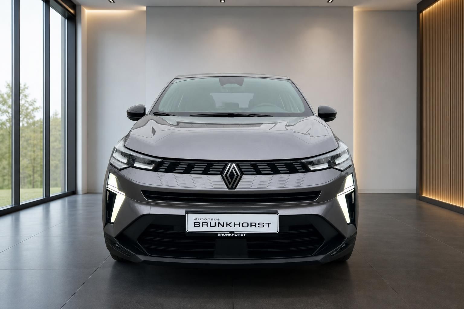 Renault Captur grauer SUV Frontansicht mit LED-Scheinwerfern im Autohaus Brunkhorst Showroom