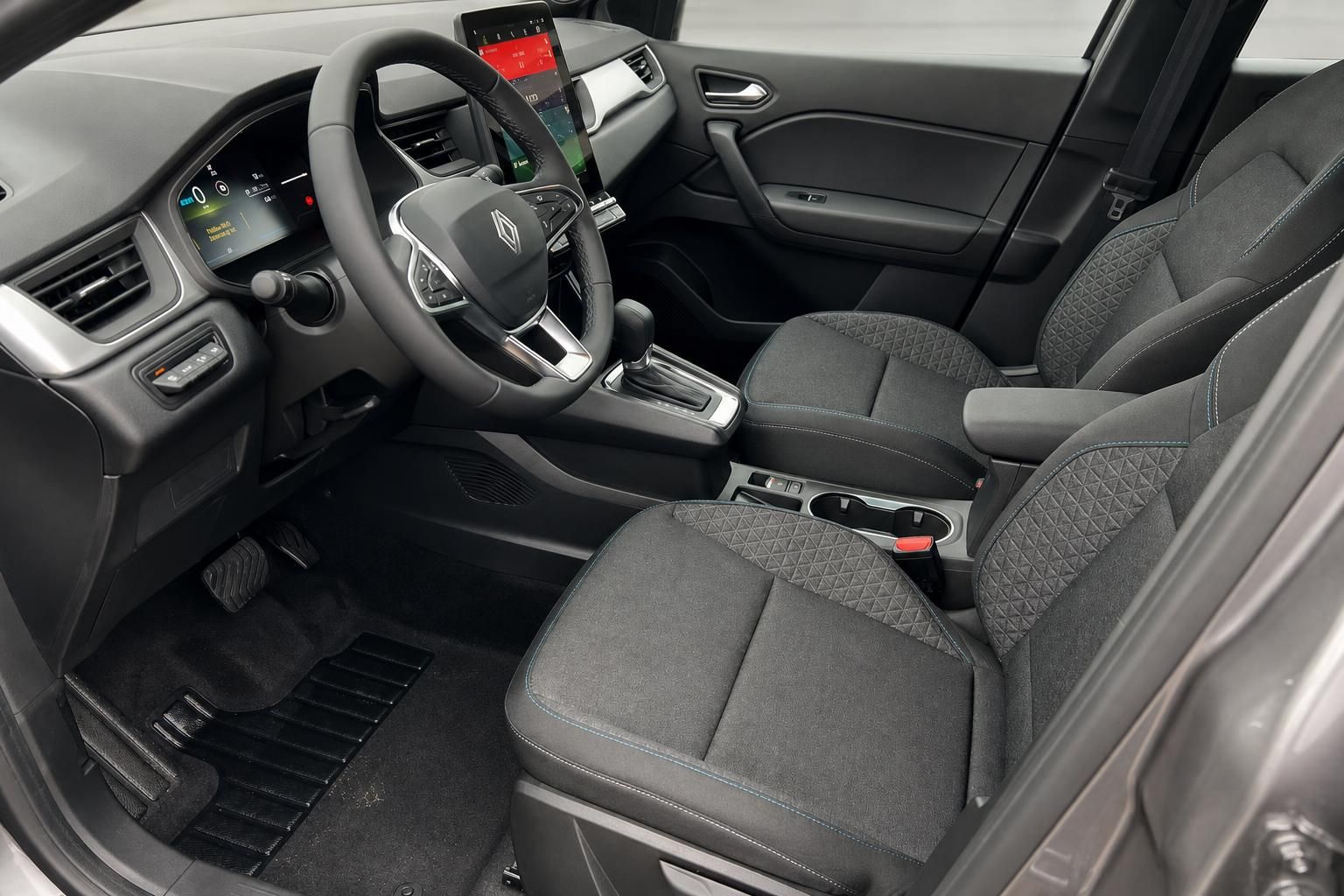 Renault Captur Innenraum Fahrersitz mit grauem Stoff, Lenkrad und Touchscreen Display
