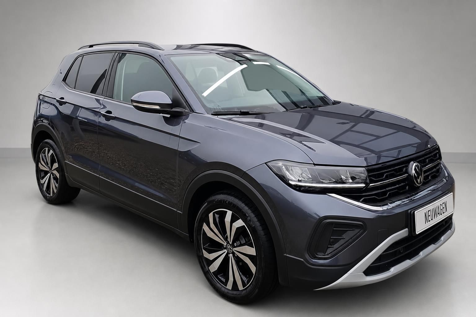 VW T-Cross grau Frontansicht schraeg im Fotostudio