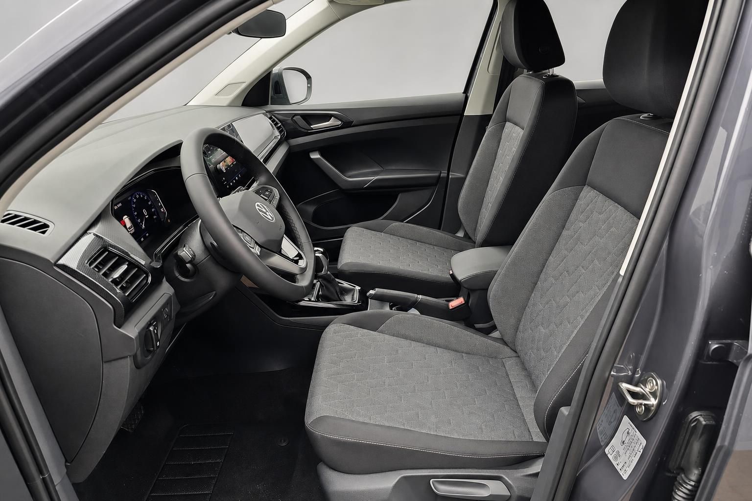 VW T-Cross Innenraum, Vordersitze und Cockpit in Stoff