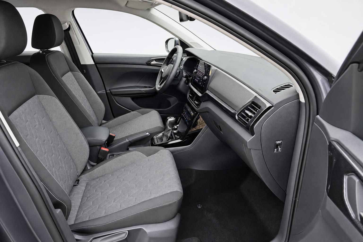 VW T-Cross Interieur, Blick auf Armaturenbrett und Sitze