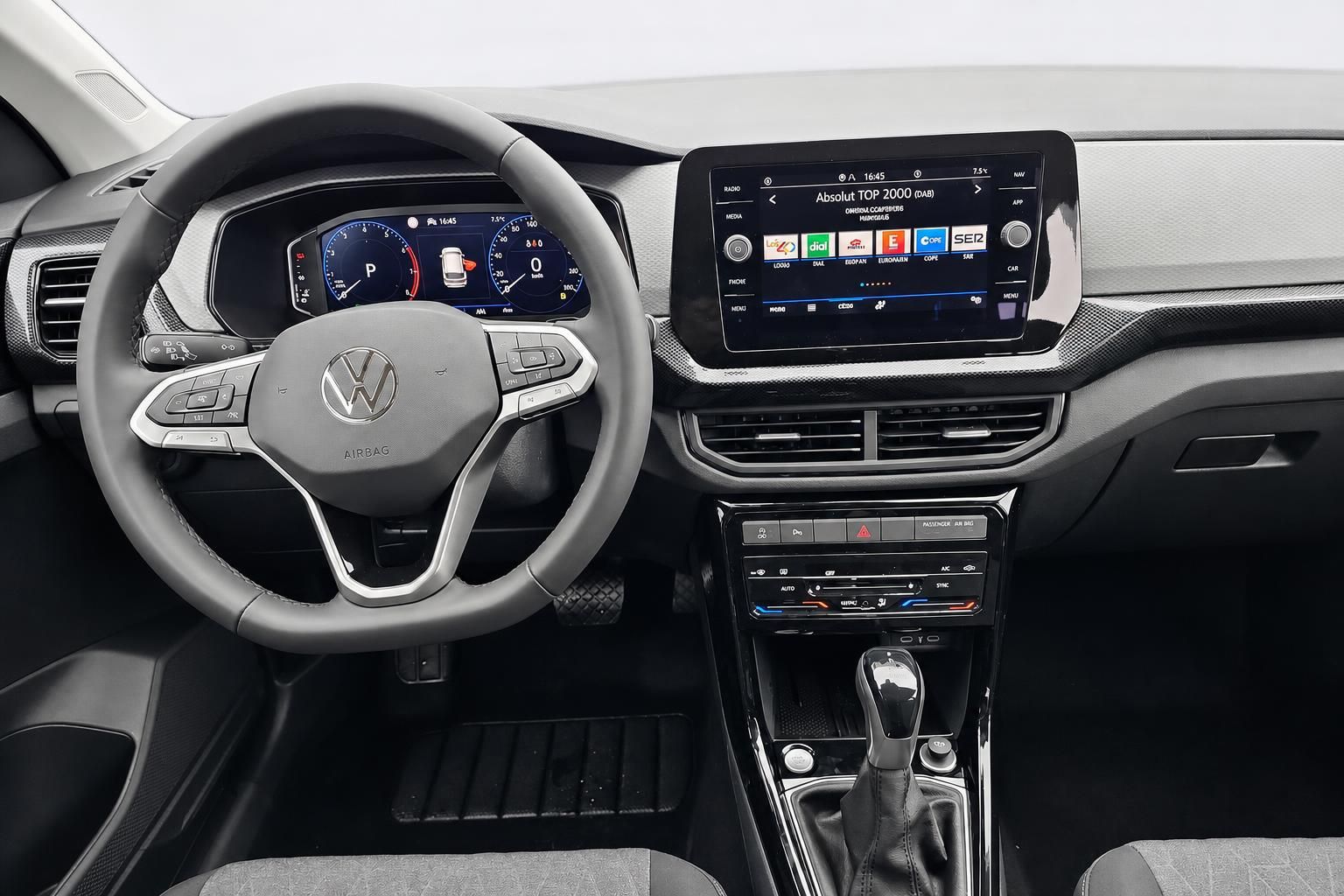 VW T-Cross Cockpit mit Lenkrad und Infotainment-Display
