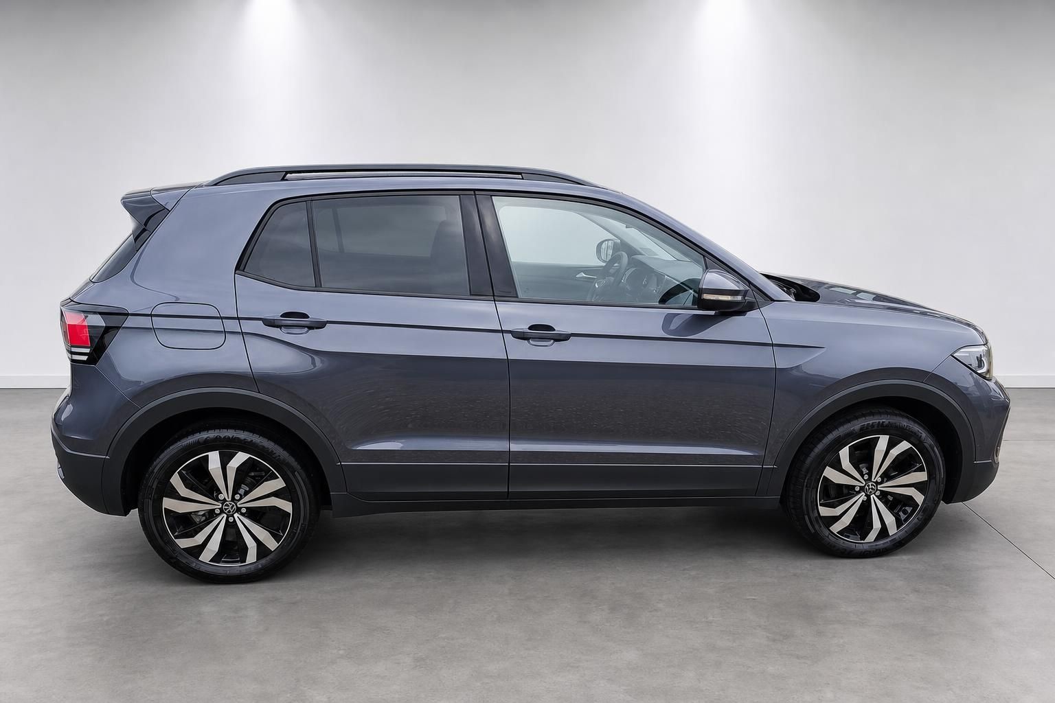 VW T-Cross grau Seitenansicht Neuwagen im Fotostudio