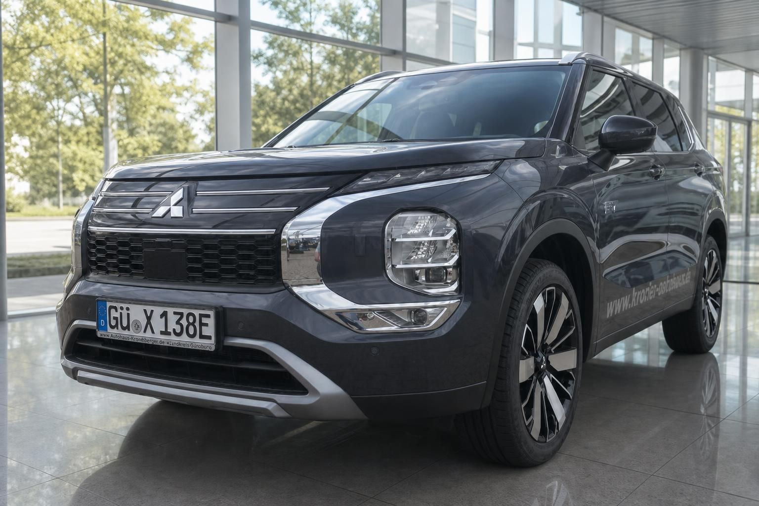 Mitsubishi Outlander PHEV grau Frontansicht SUV Autohaus Schräg vorne
