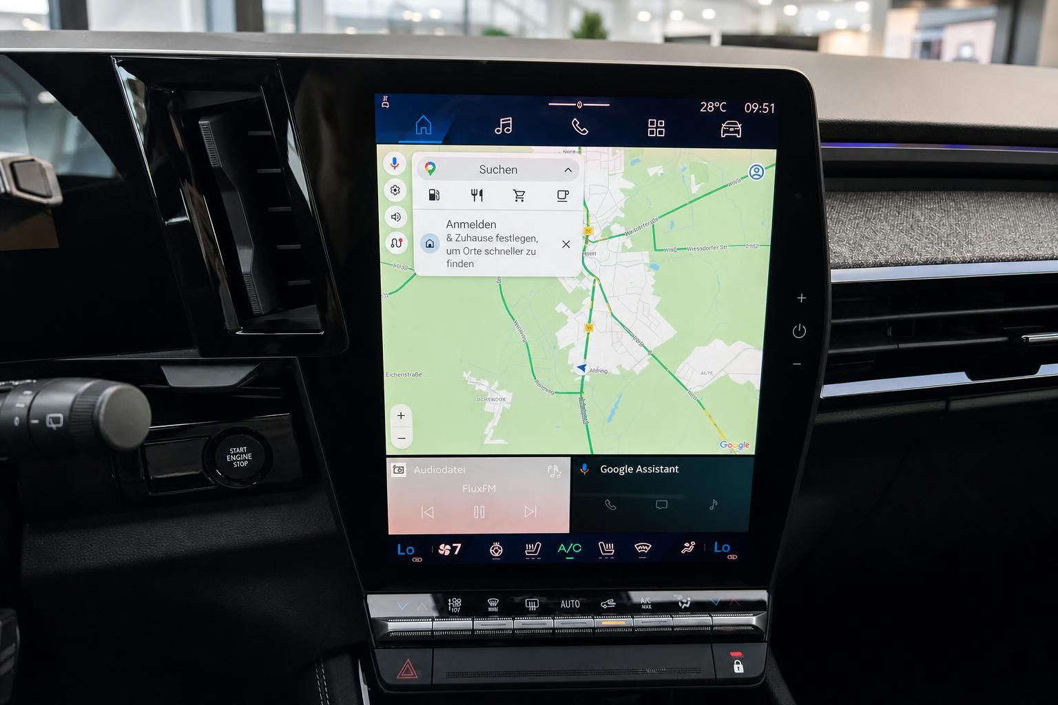 Infotainment Touchscreen mit Navigation im Fahrzeugcockpit