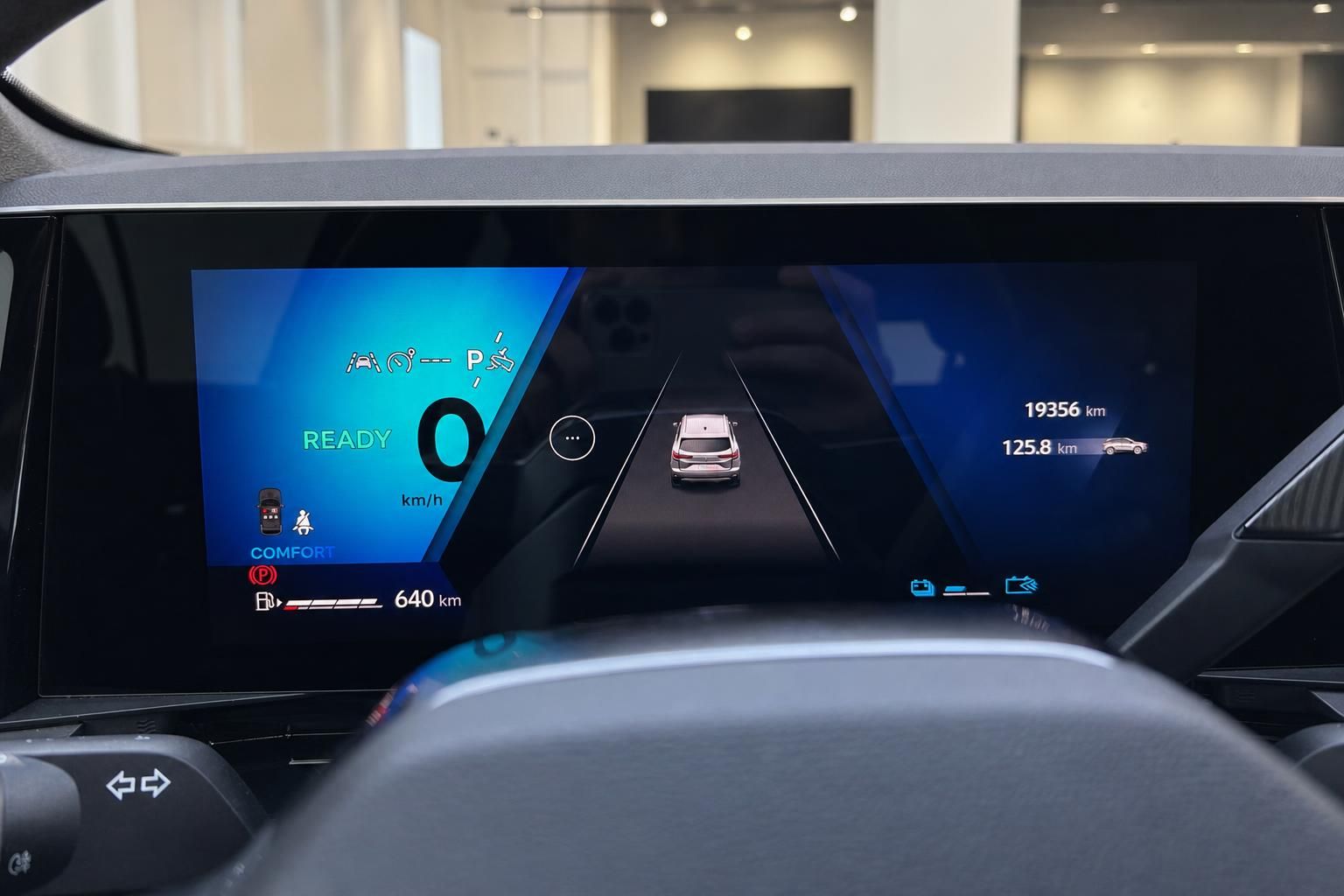 BMW Cockpit Digitalanzeige mit Fahrassistenzsystem und Kilometerstand
