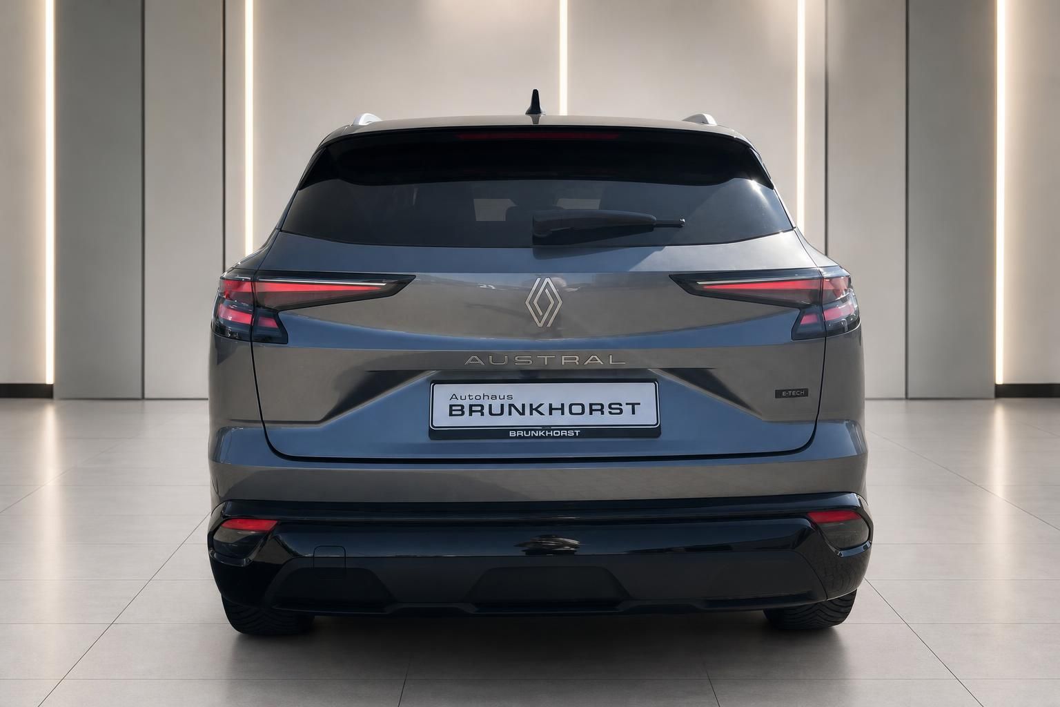 Renault Austral E-Tech Heckansicht mit LED-Rückleuchten im Autohaus