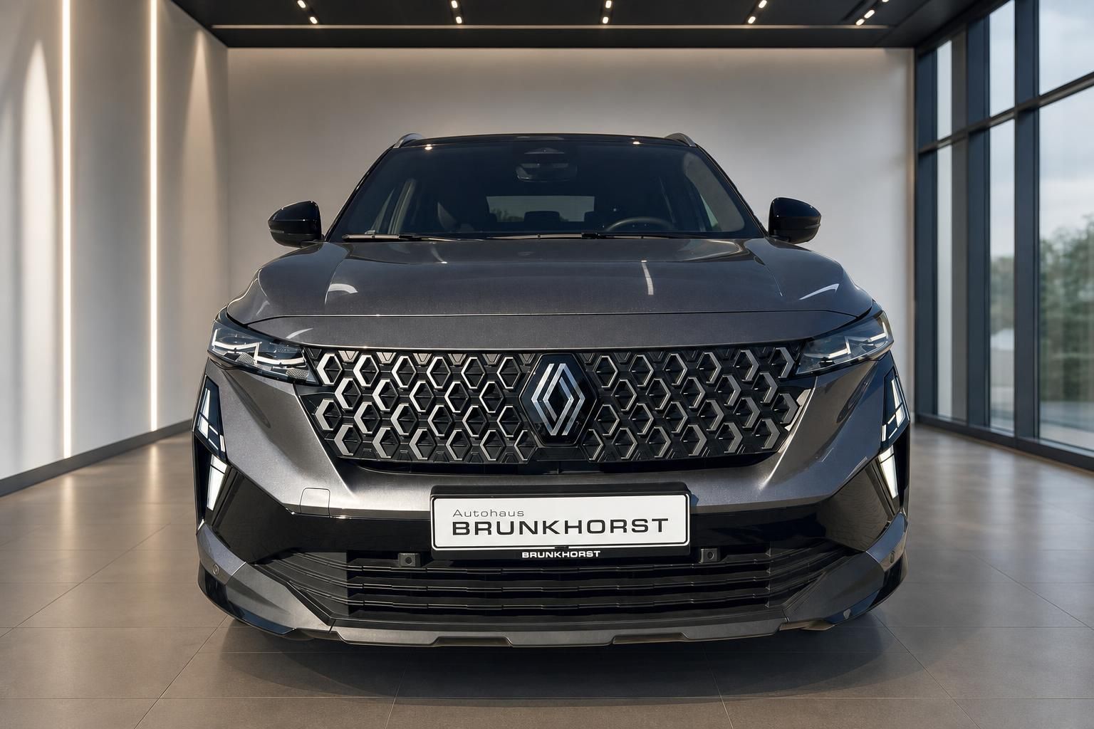 Renault Austral Frontansicht mit markantem Kühlergrill im Showroom
