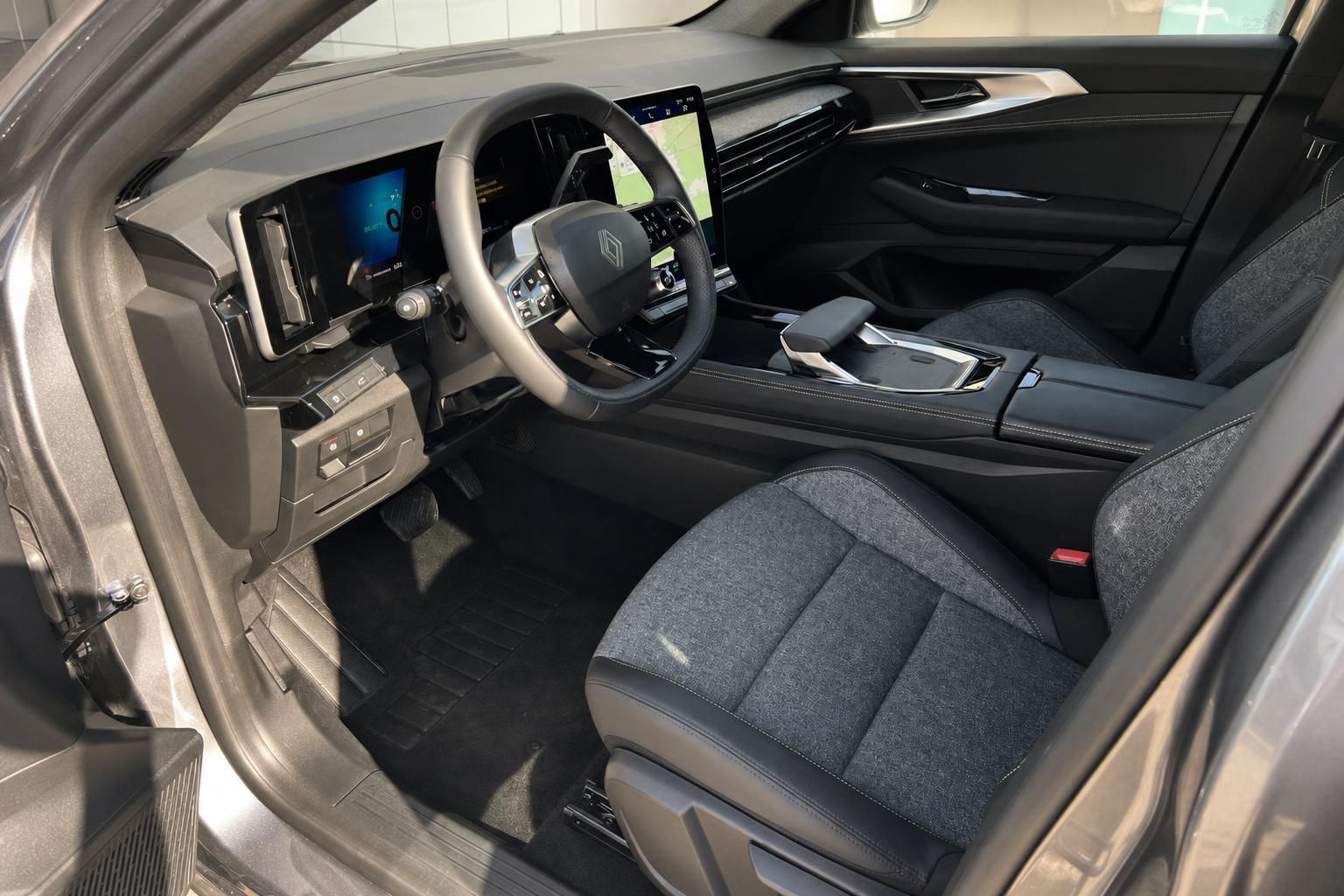Renault Austral Innenraum mit Cockpit, Lenkrad und Sitzen im Detail