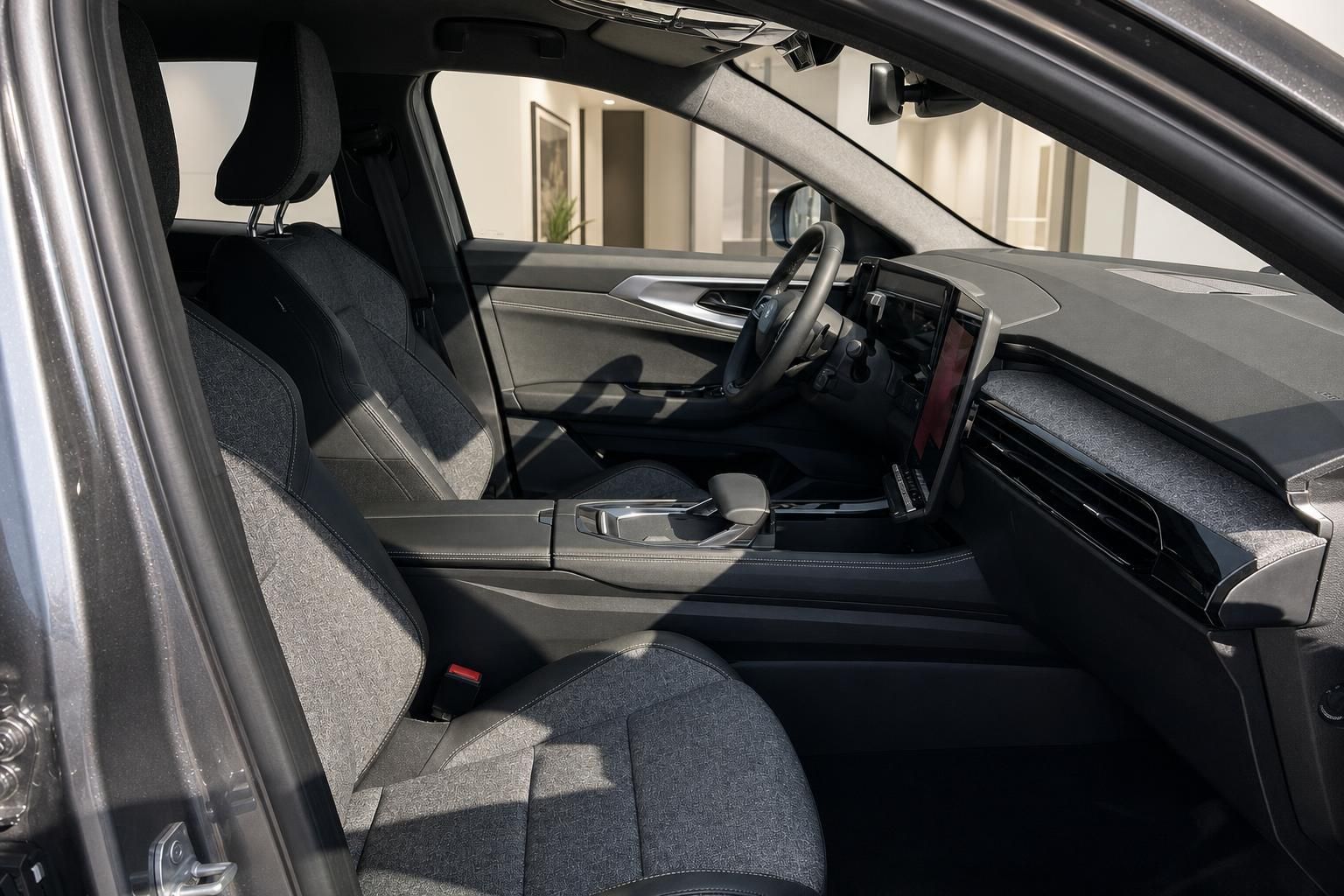 Fahrzeuginnenraum mit Vordersitzen und Armaturenbrett im Detail