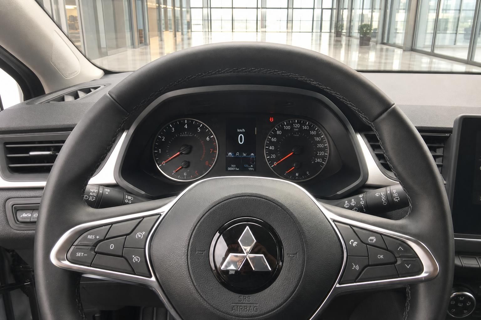 Mitsubishi Innenraum Lenkrad mit Tacho und Instrumentenanzeige Nahaufnahme