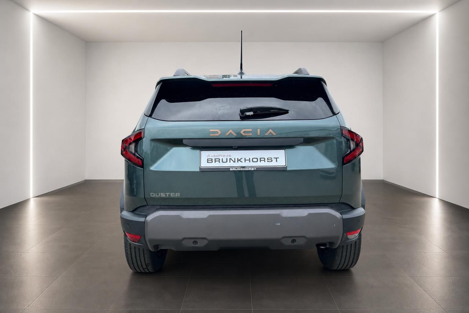 Dacia Duster Heckansicht graugrün - Rücklichter und Modellschrift sichtbar