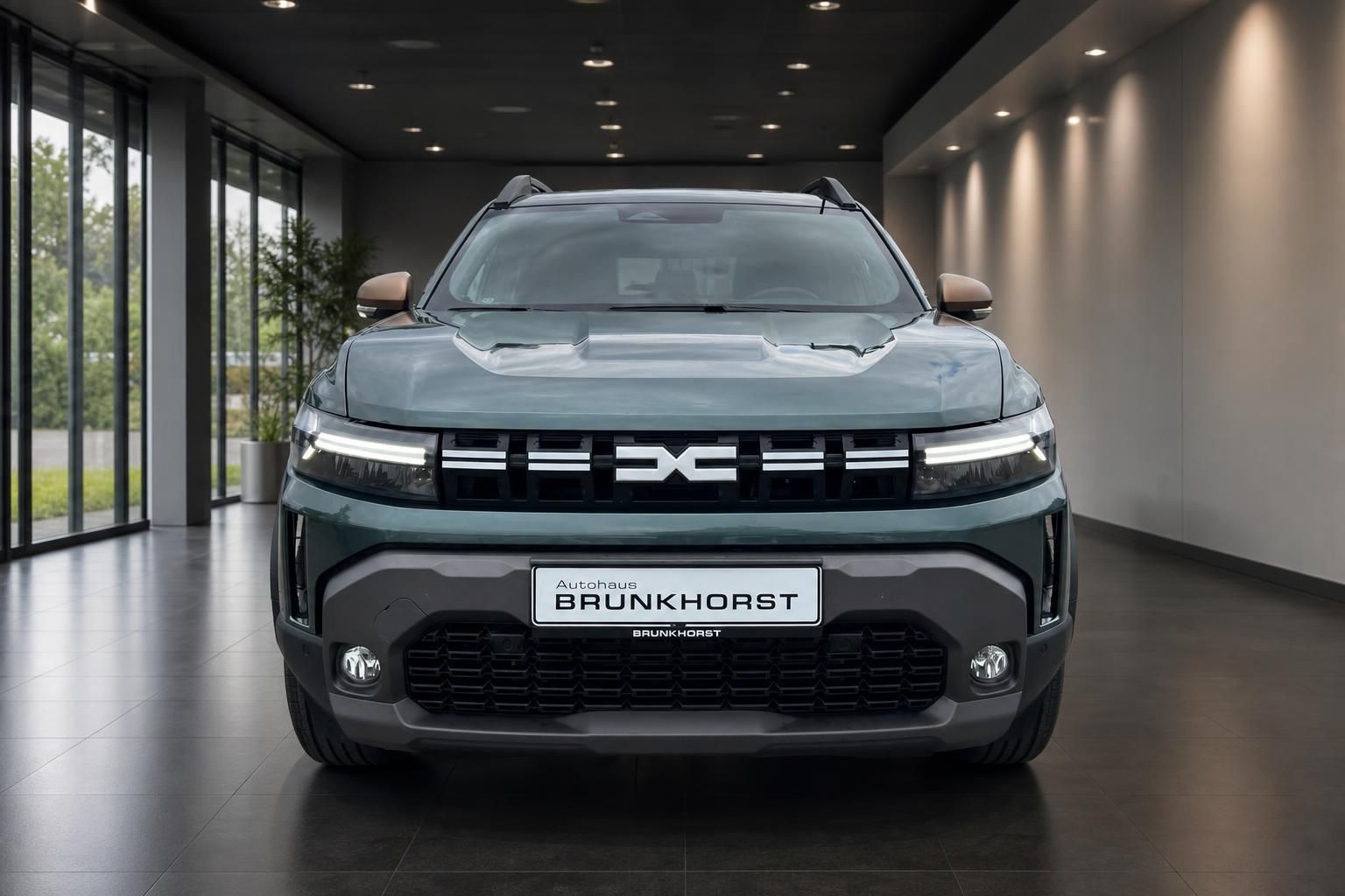 Dacia SUV Frontansicht graugrün - LED-Scheinwerfer und markantes Kühlergrill