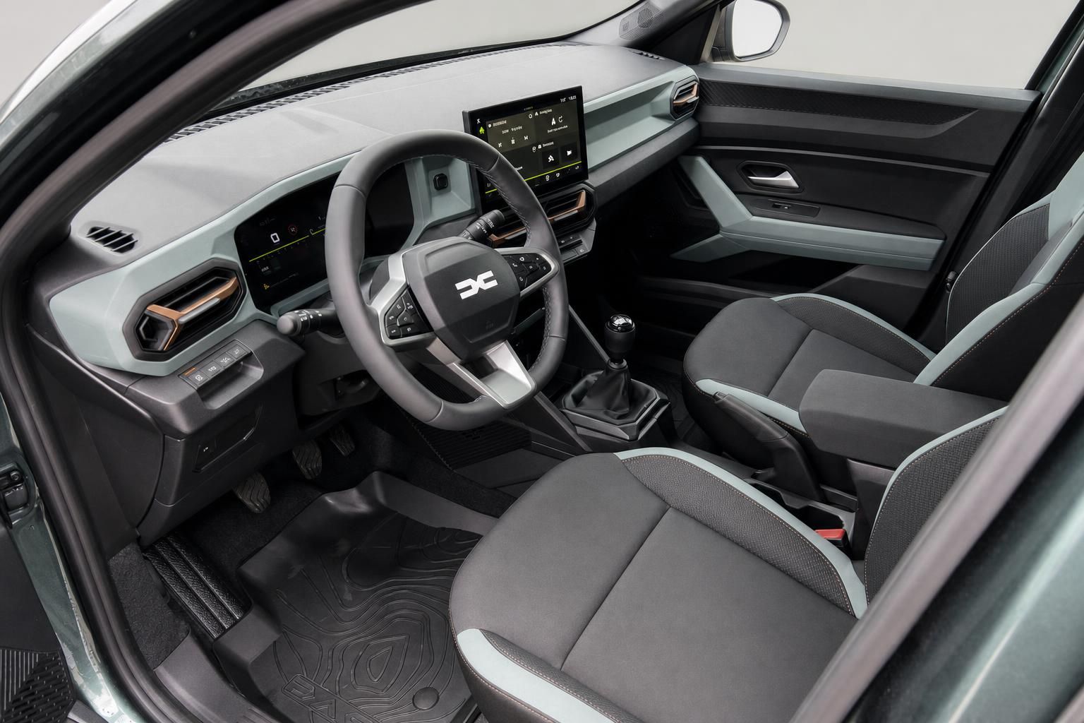 Dacia Innenraum mit Cockpit, Touchscreen und modernen Sitzen in grau-schwarz