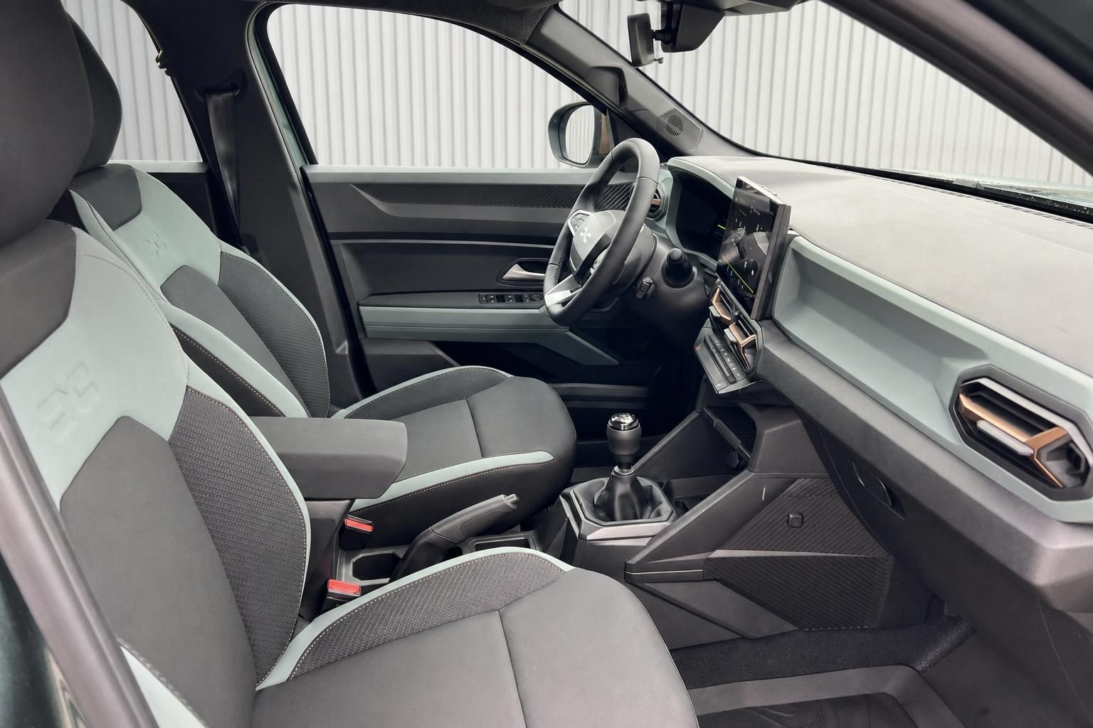 Dacia Cockpit Innenansicht mit Fahrer- und Beifahrersitz sowie Mittelkonsole