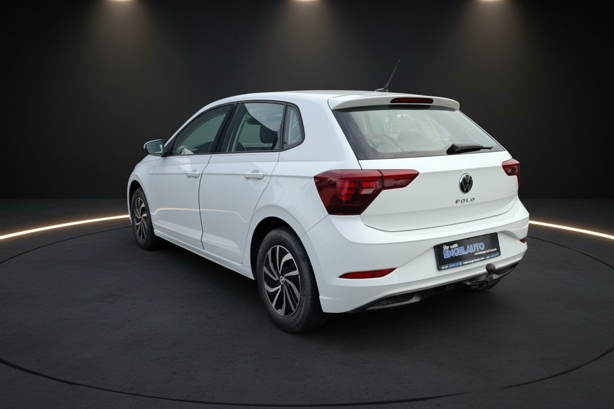 Weißer Volkswagen Polo Hatchback Heckansicht im Fotostudio