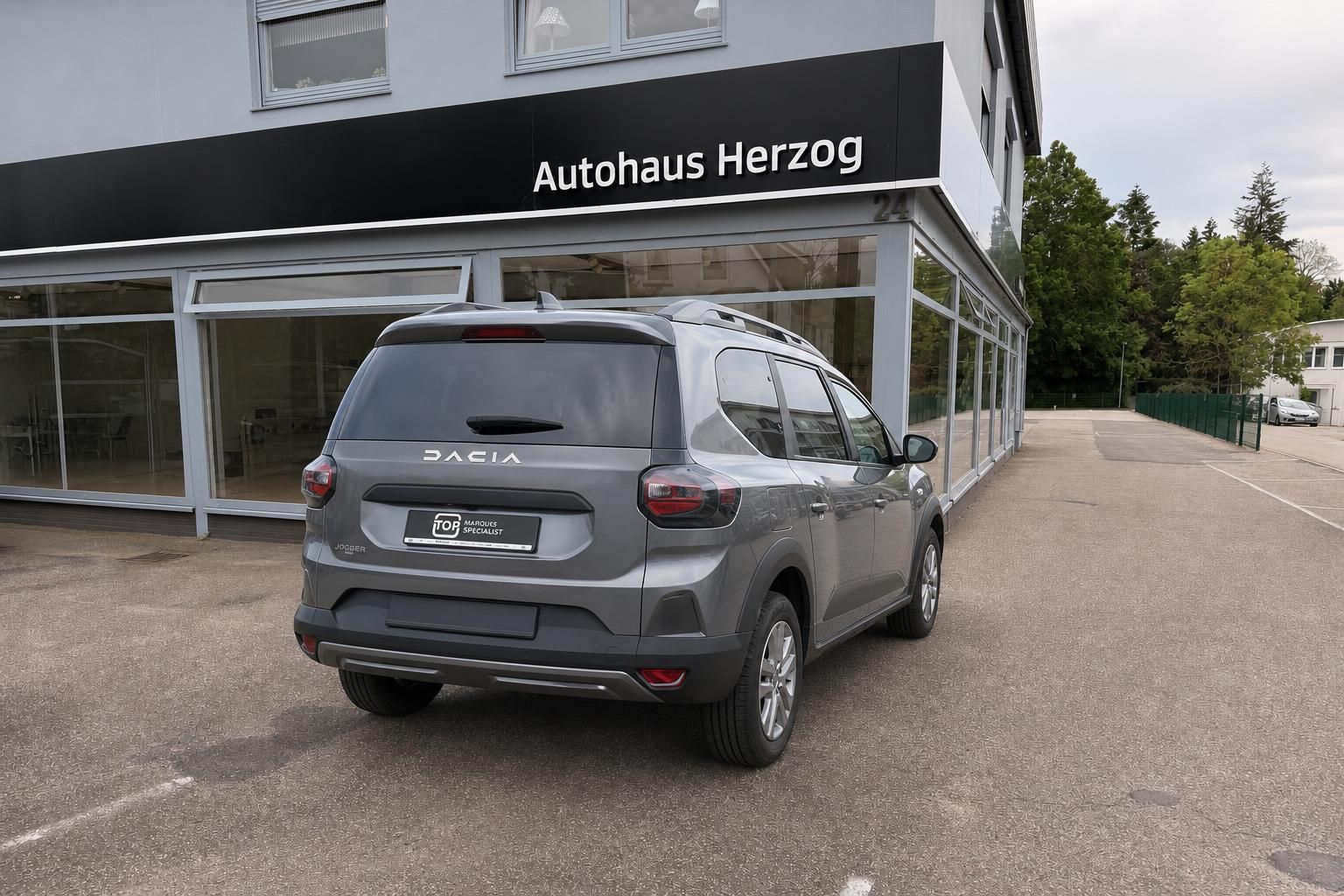 Dacia Jogger in Grau von hinten vor Autohaus Herzog fotografiert