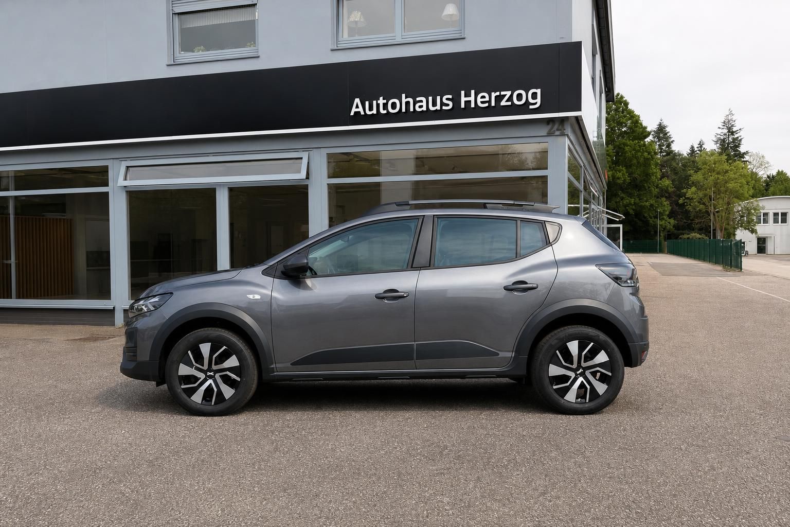 Dacia Sandero Stepway grau Seitenansicht vor Autohaus Herzog