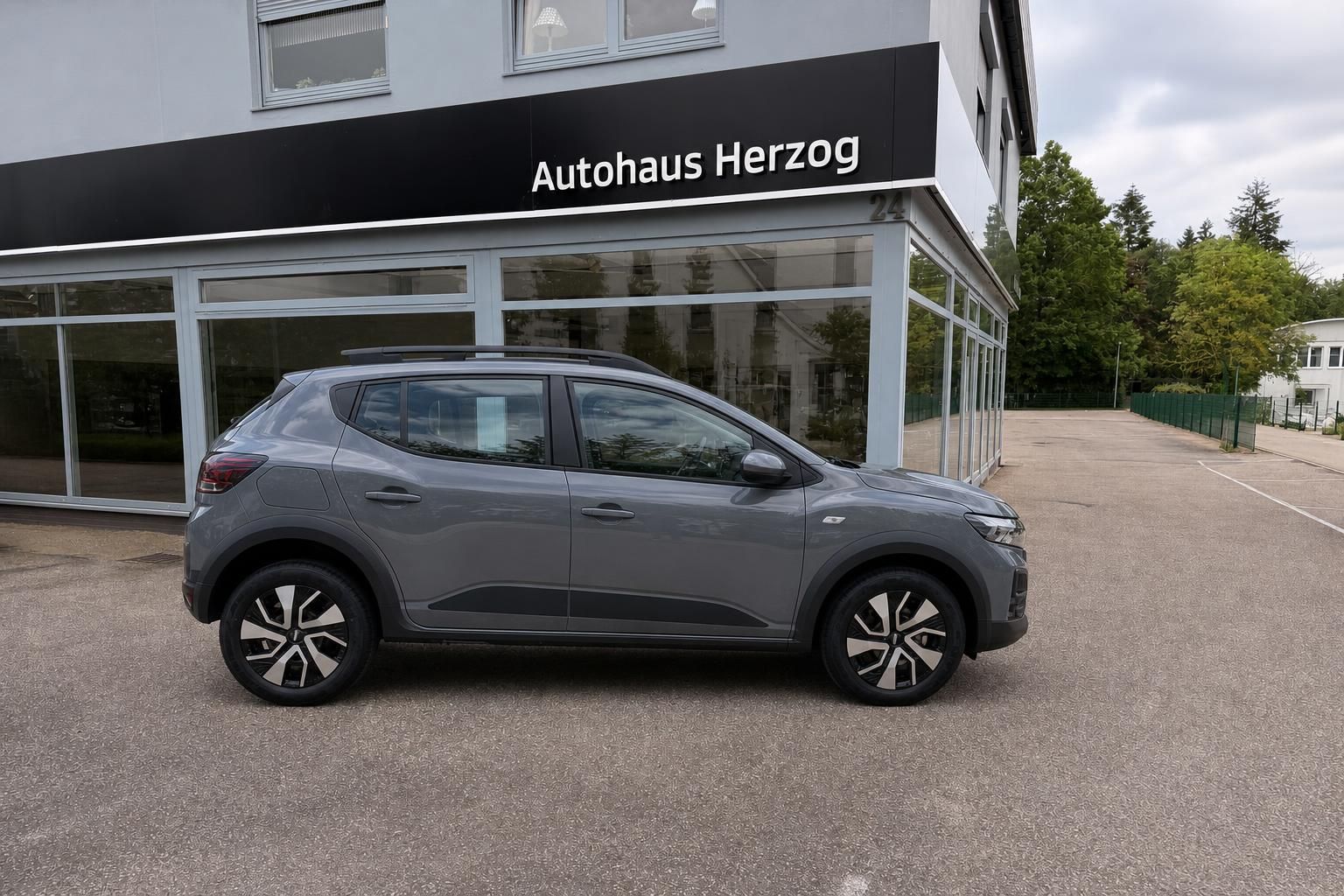 Dacia Sandero Stepway grau Seitenansicht vor Autohaus