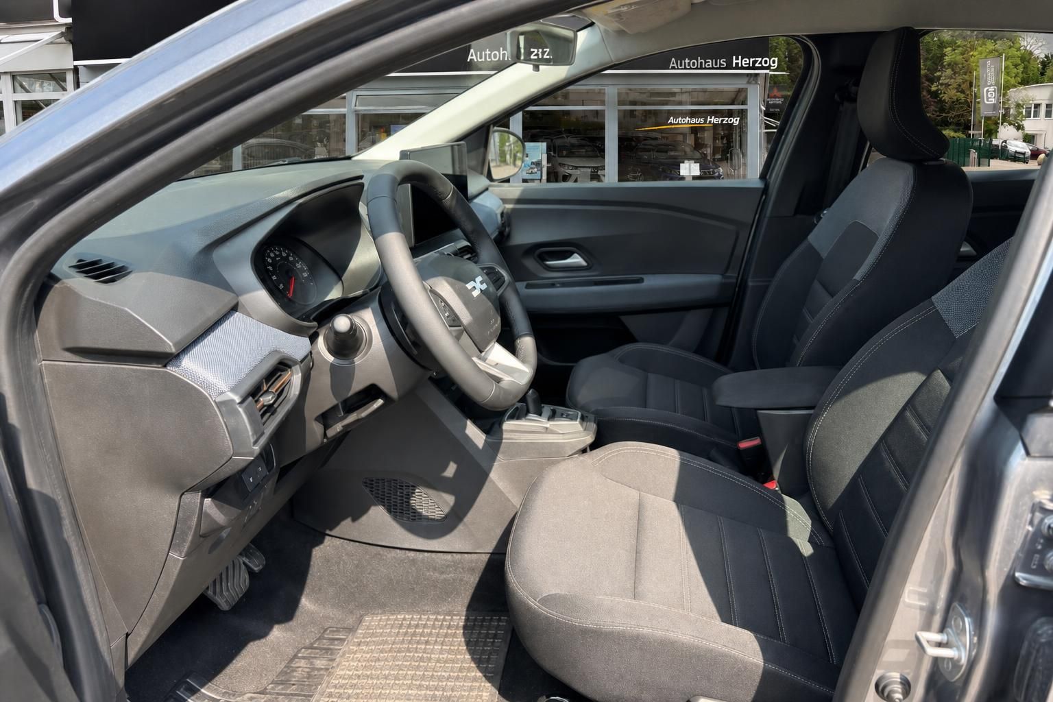 Innenraum Dacia Sandero Stepway, Sitze und Armaturenbrett Detail