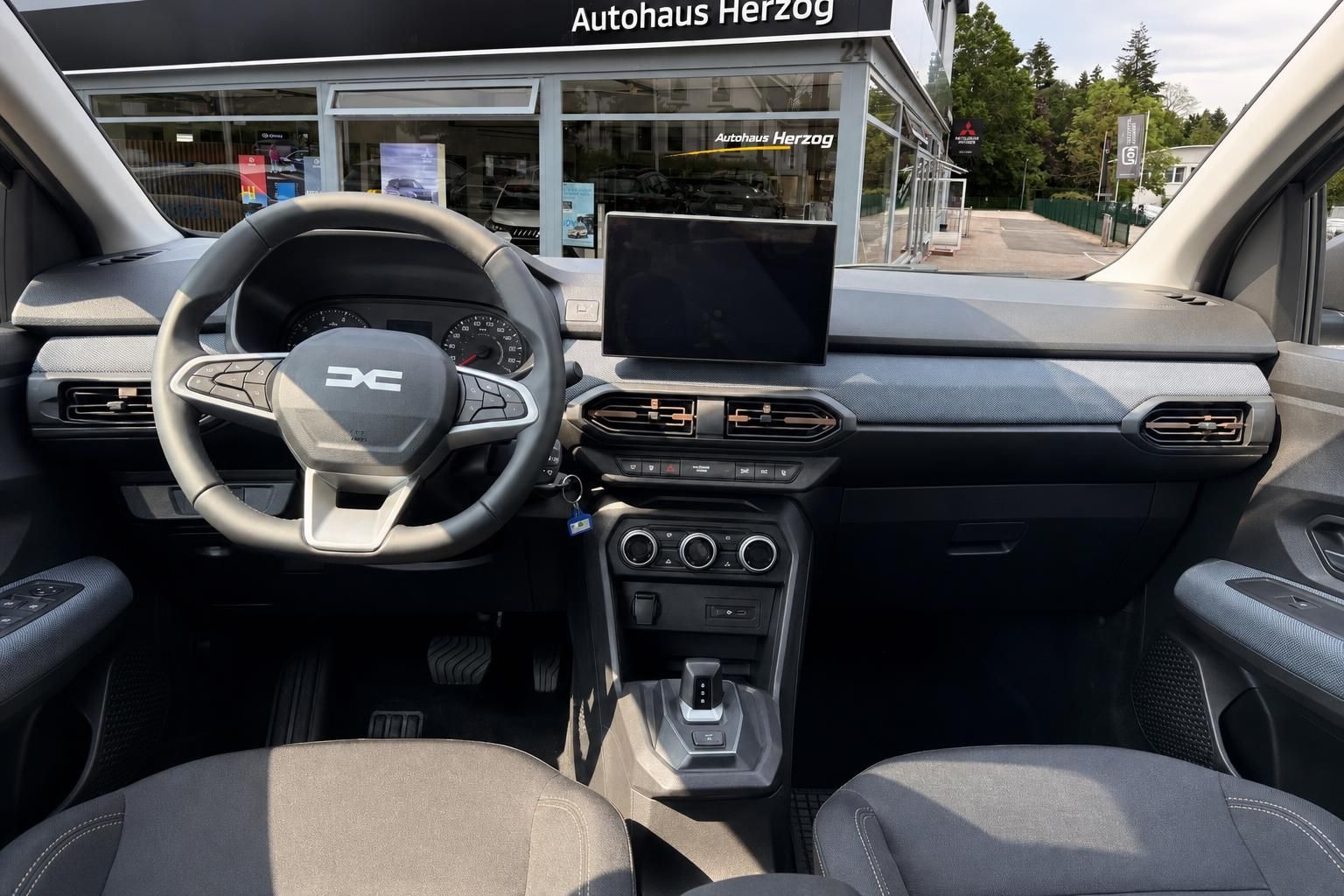 Cockpit und Innenraum Dacia Sandero Stepway mit Lenkrad und Display